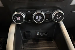 Punainen Renault Captur 2021 kuva 29.