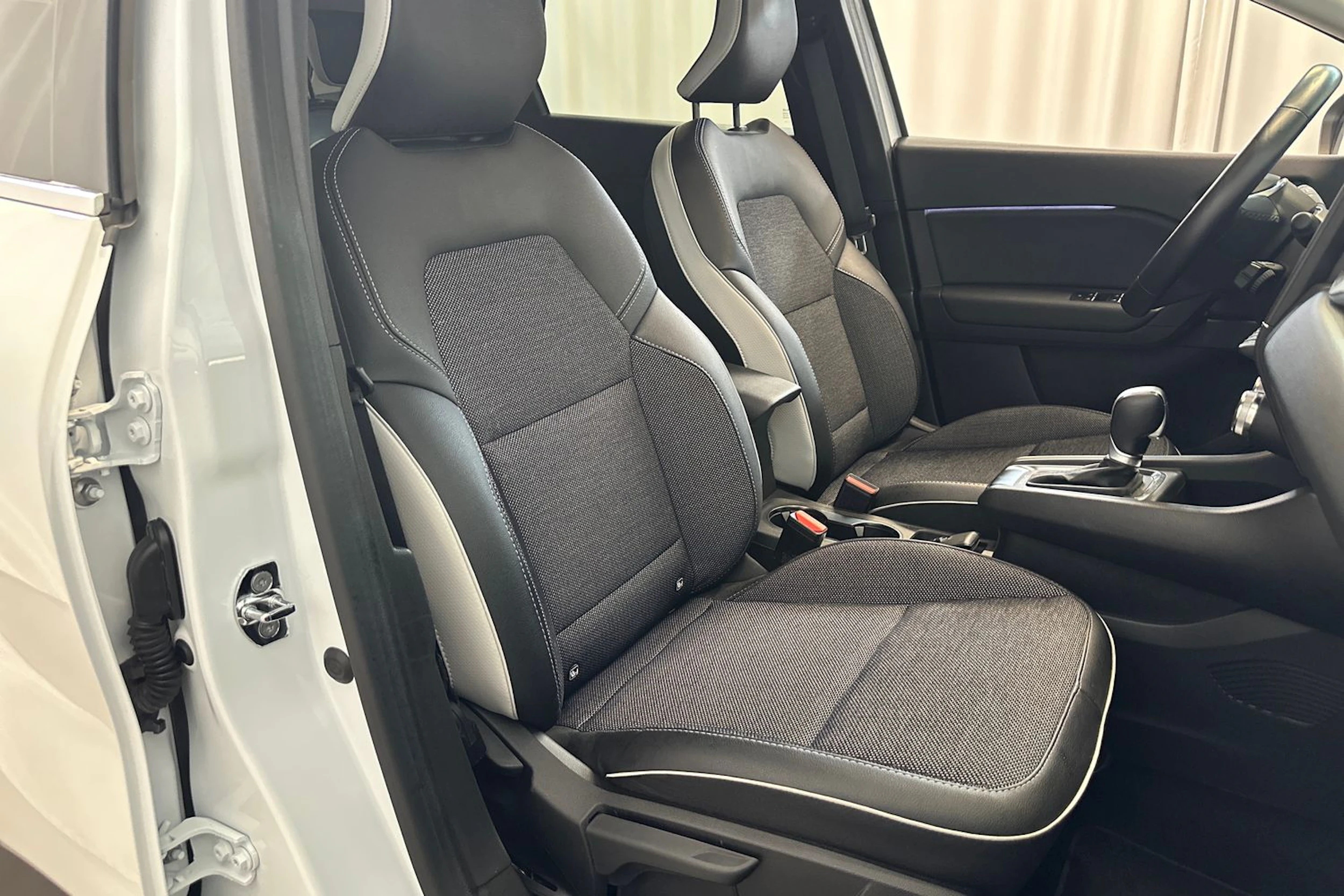 valkoinen Renault Captur 2022 kuva 11.