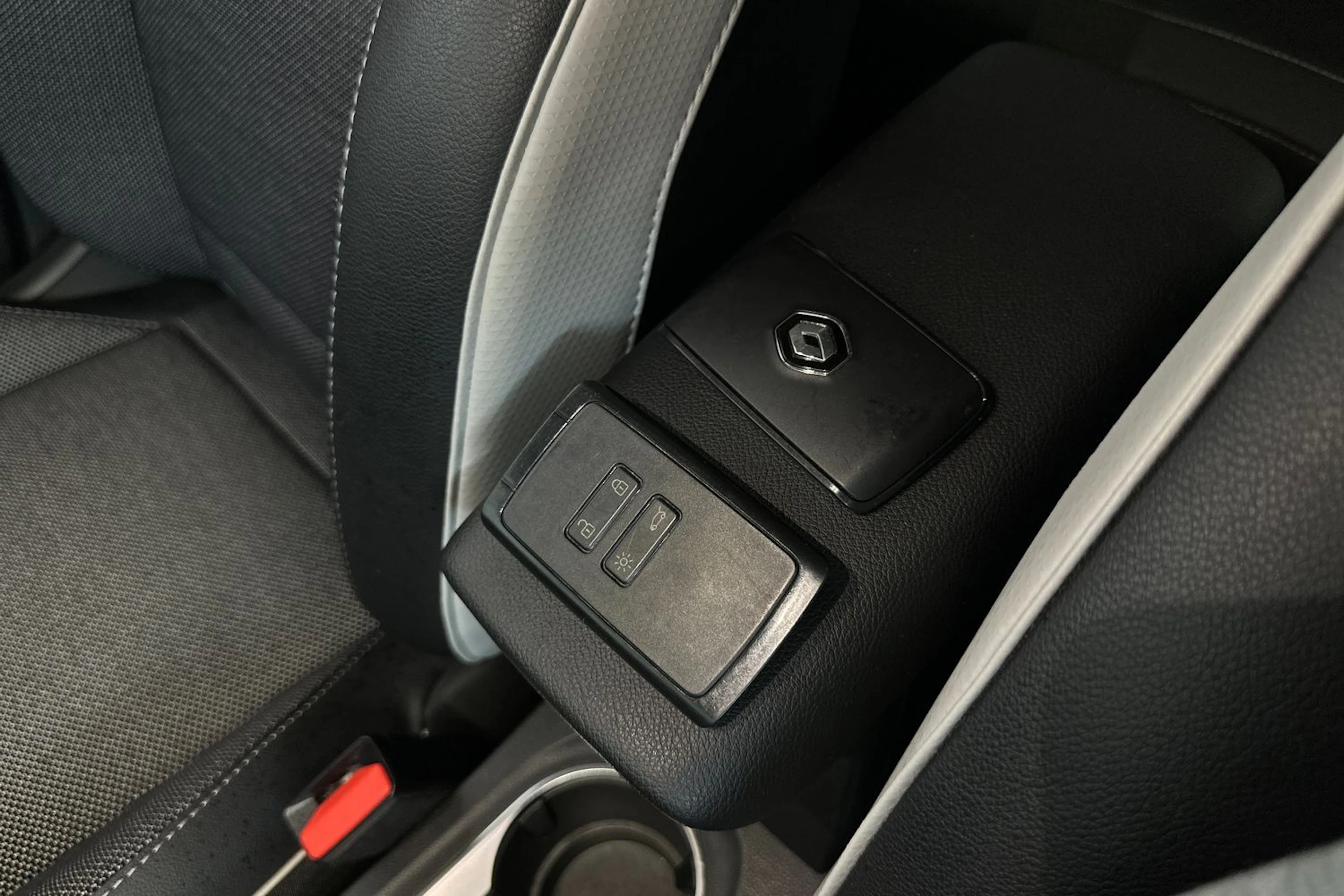 valkoinen Renault Captur 2022 kuva 31.
