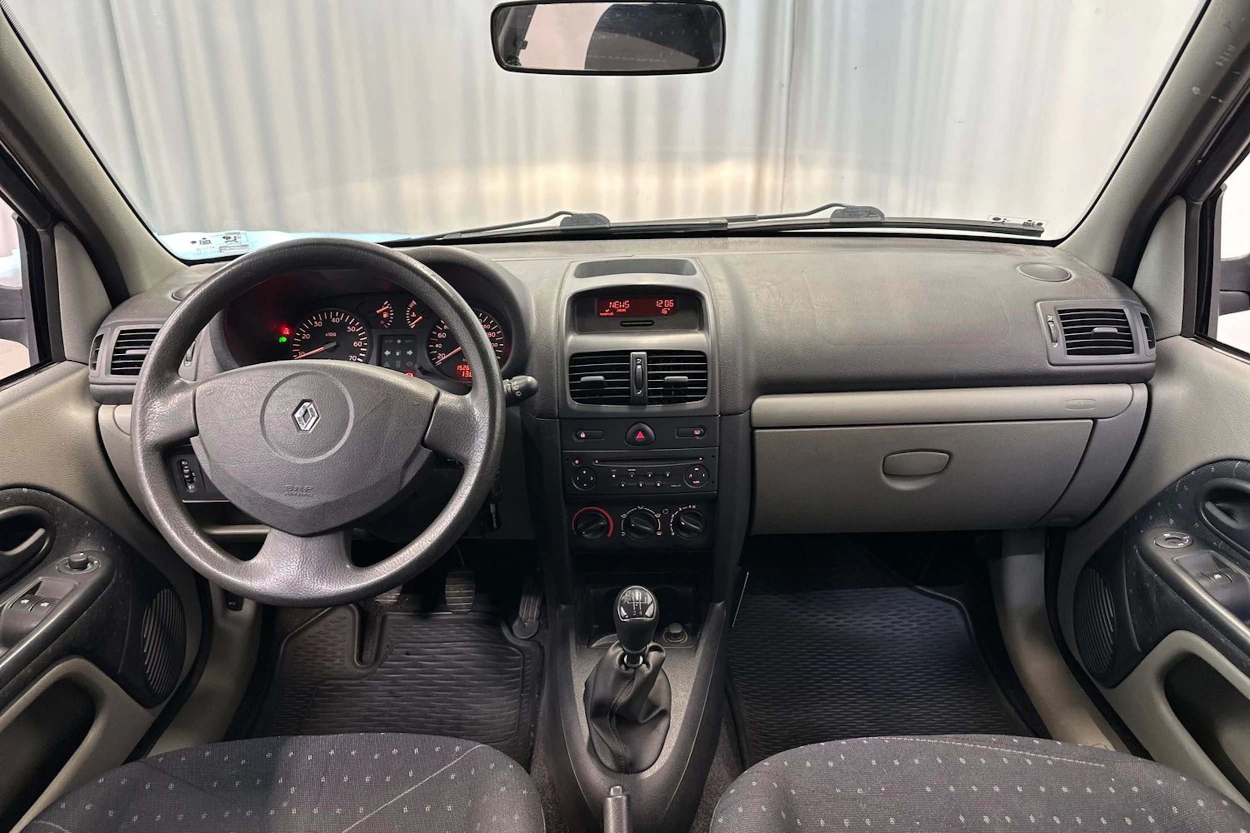 sininen Renault Clio 2002 kuva 12.