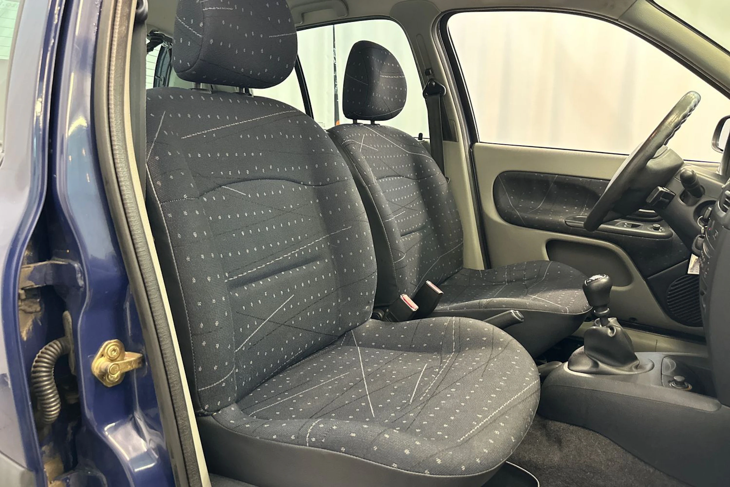 sininen Renault Clio 2002 kuva 14.