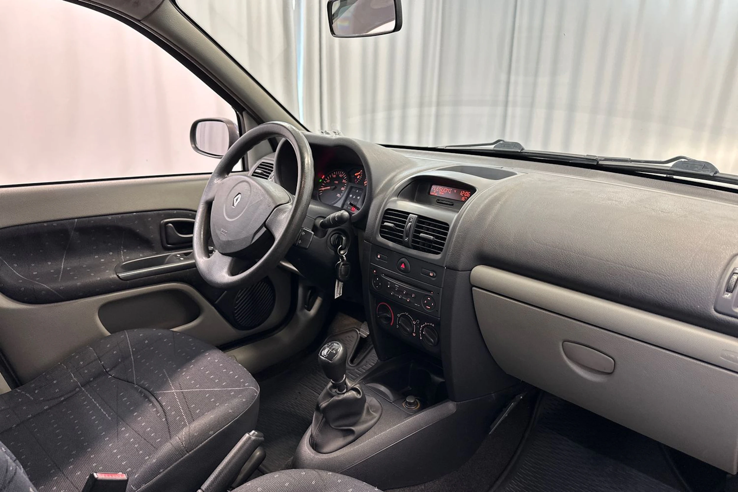sininen Renault Clio 2002 kuva 15.