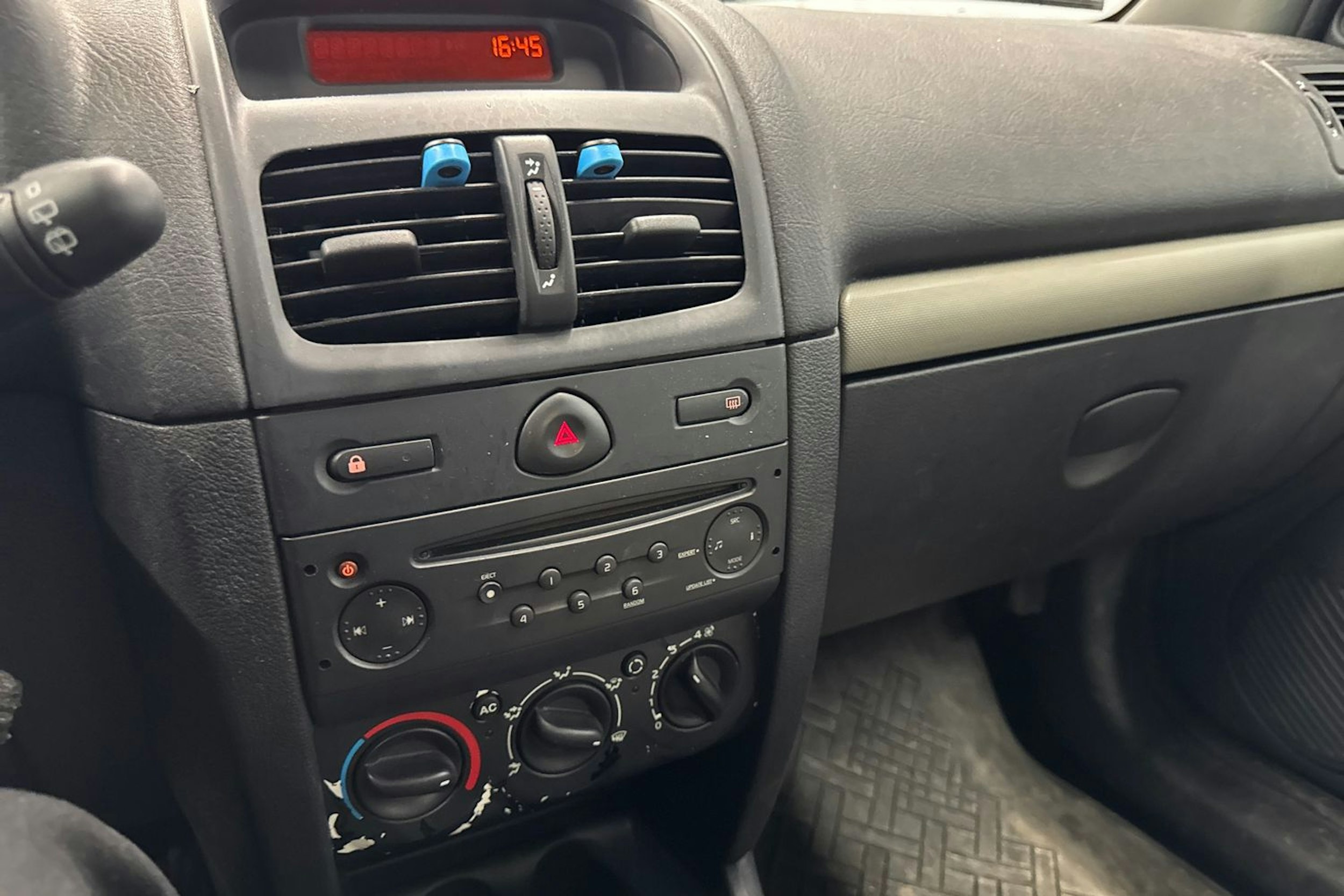 sininen Renault Clio 2005 kuva 12.