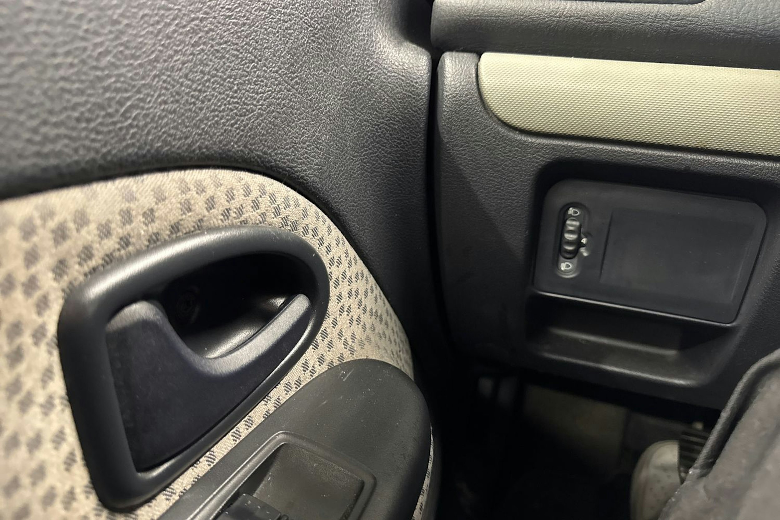sininen Renault Clio 2005 kuva 13.