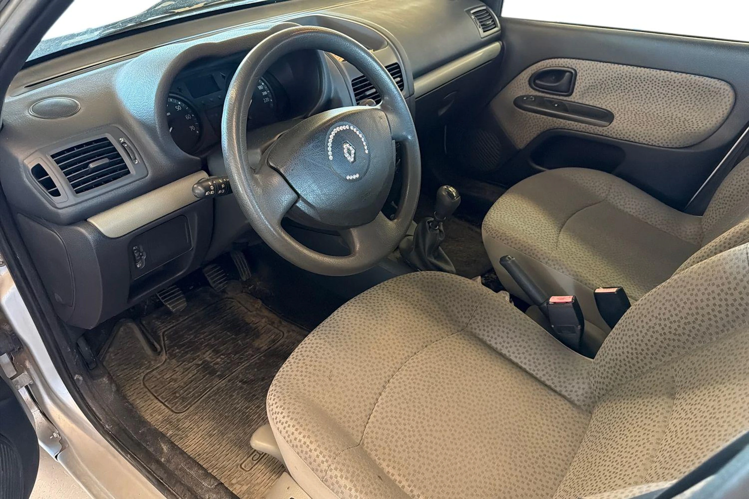 harmaa Renault Clio 2006 kuva 3.