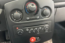 sininen Renault Clio 2006 kuva 23.