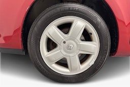 punainen Renault Clio 2011 kuva 11.