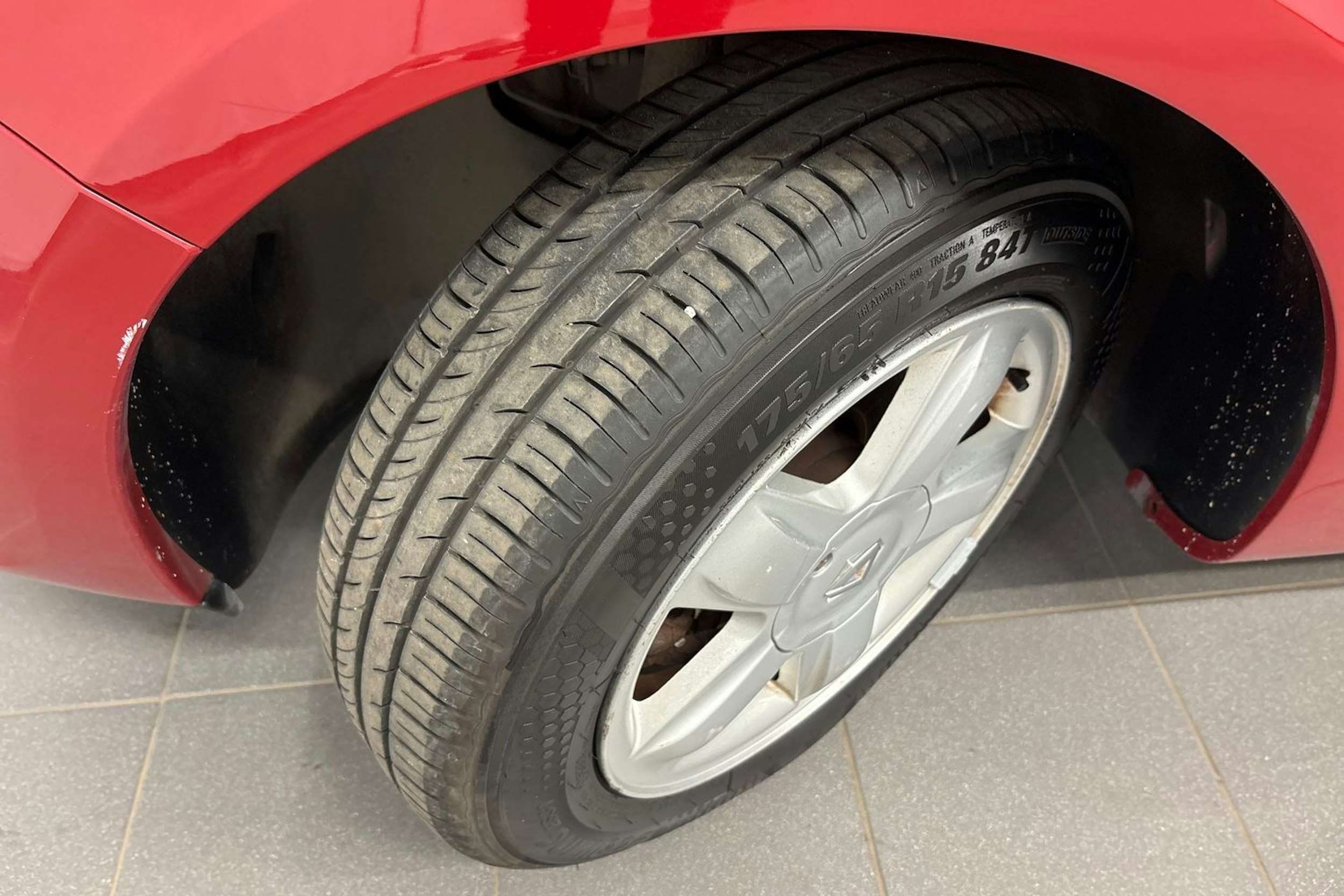 punainen Renault Clio 2011 kuva 13.