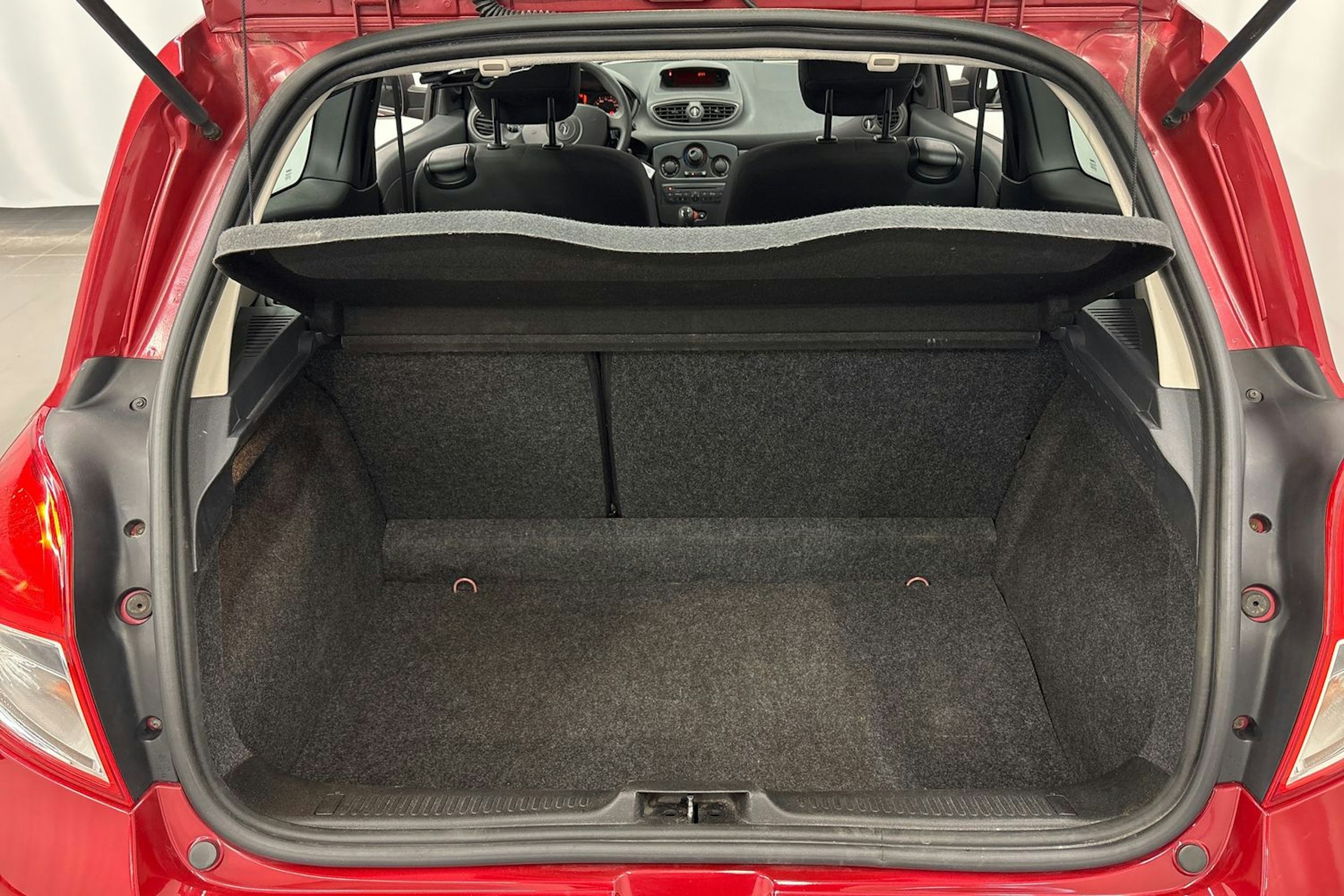 punainen Renault Clio 2011 kuva 15.