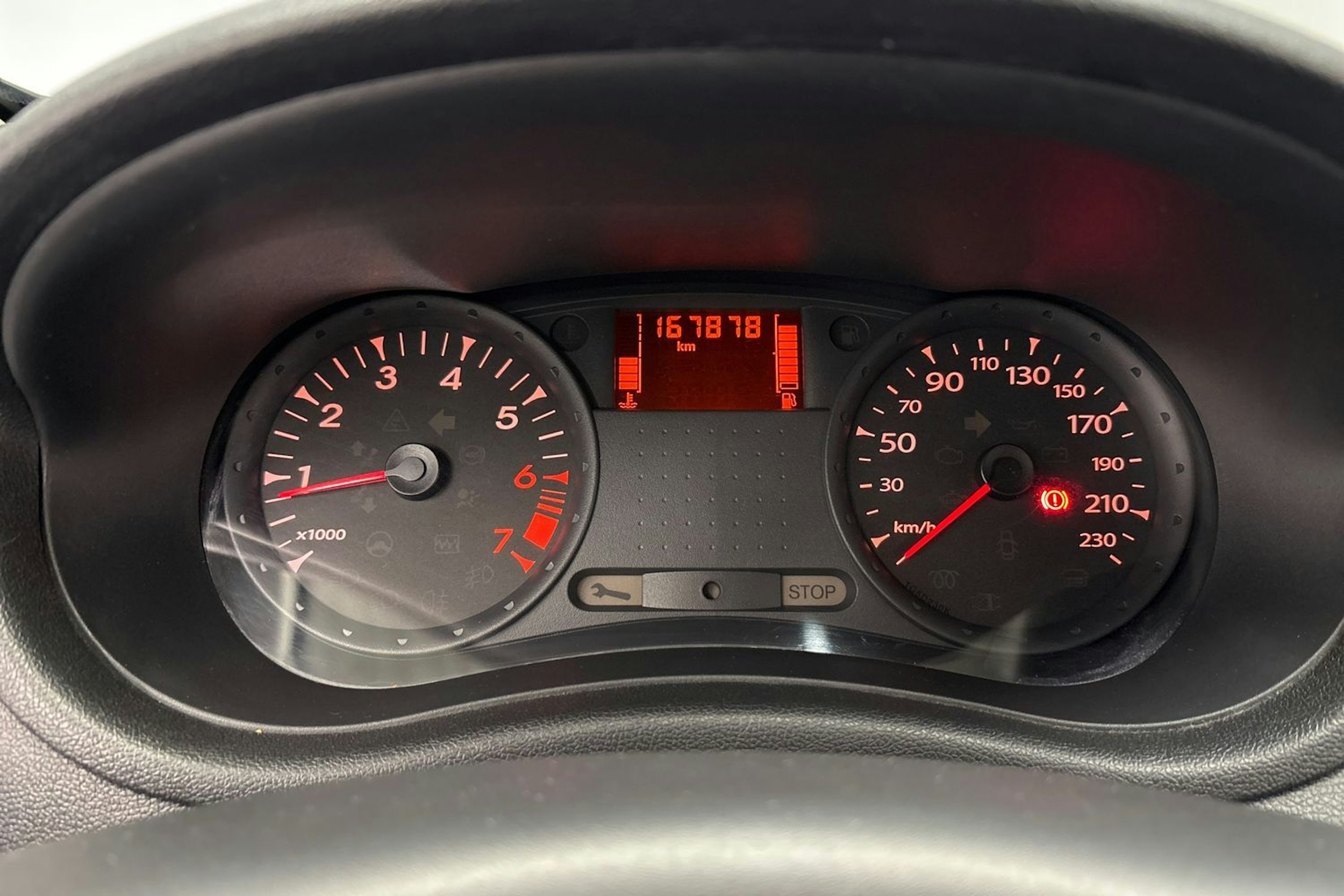 punainen Renault Clio 2011 kuva 16.