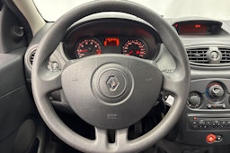 punainen Renault Clio 2011 kuva 17.