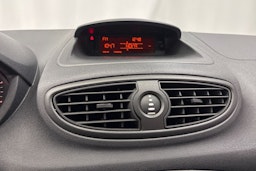 punainen Renault Clio 2011 kuva 18.