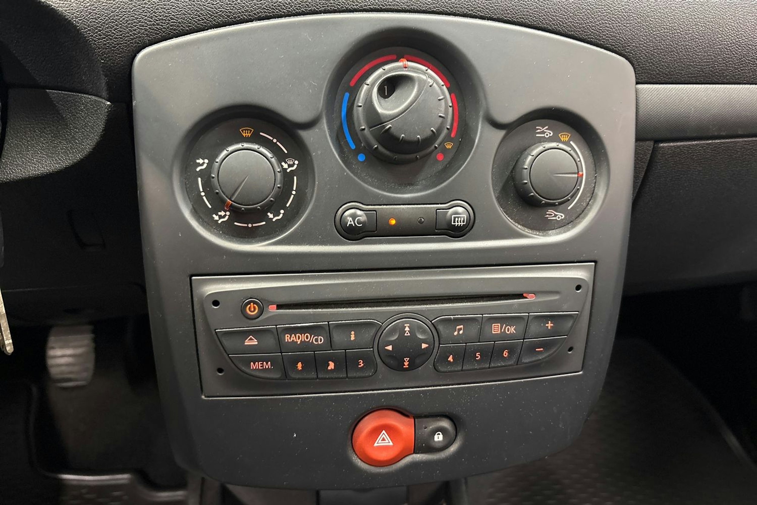punainen Renault Clio 2011 kuva 19.