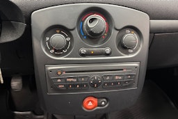 punainen Renault Clio 2011 kuva 19.