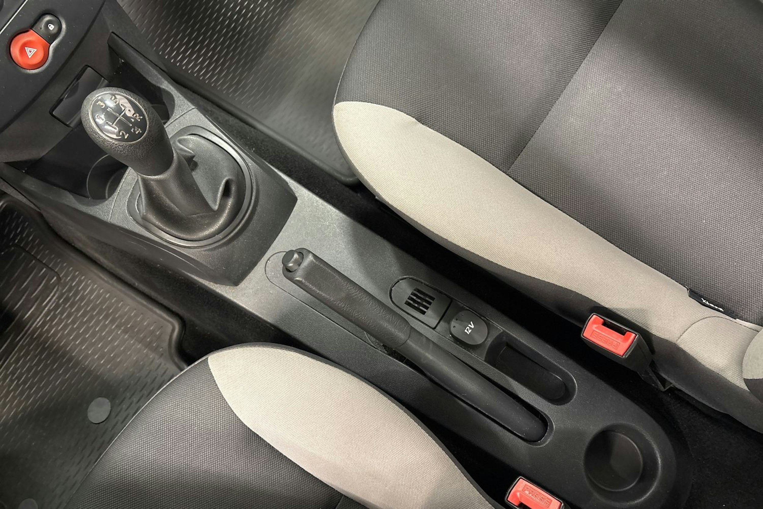 punainen Renault Clio 2011 kuva 20.