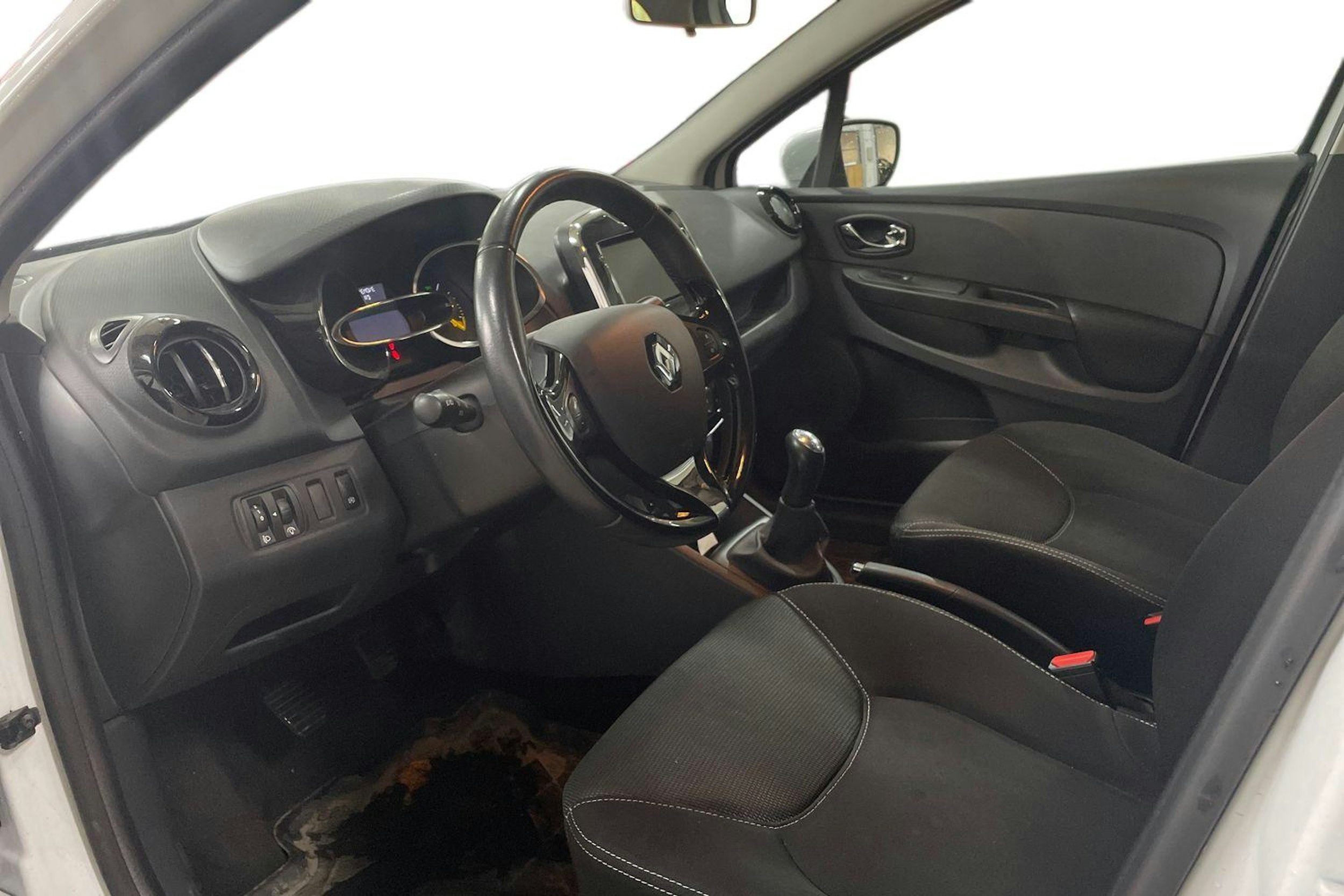 Valkoinen Renault CLIO 2014 kuva 3.