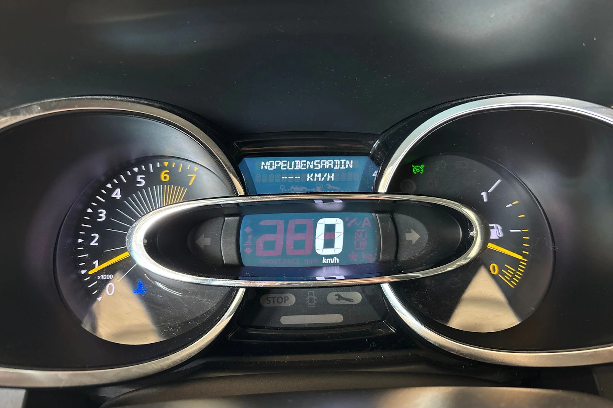 Musta Renault CLIO 2014 kuva 13.