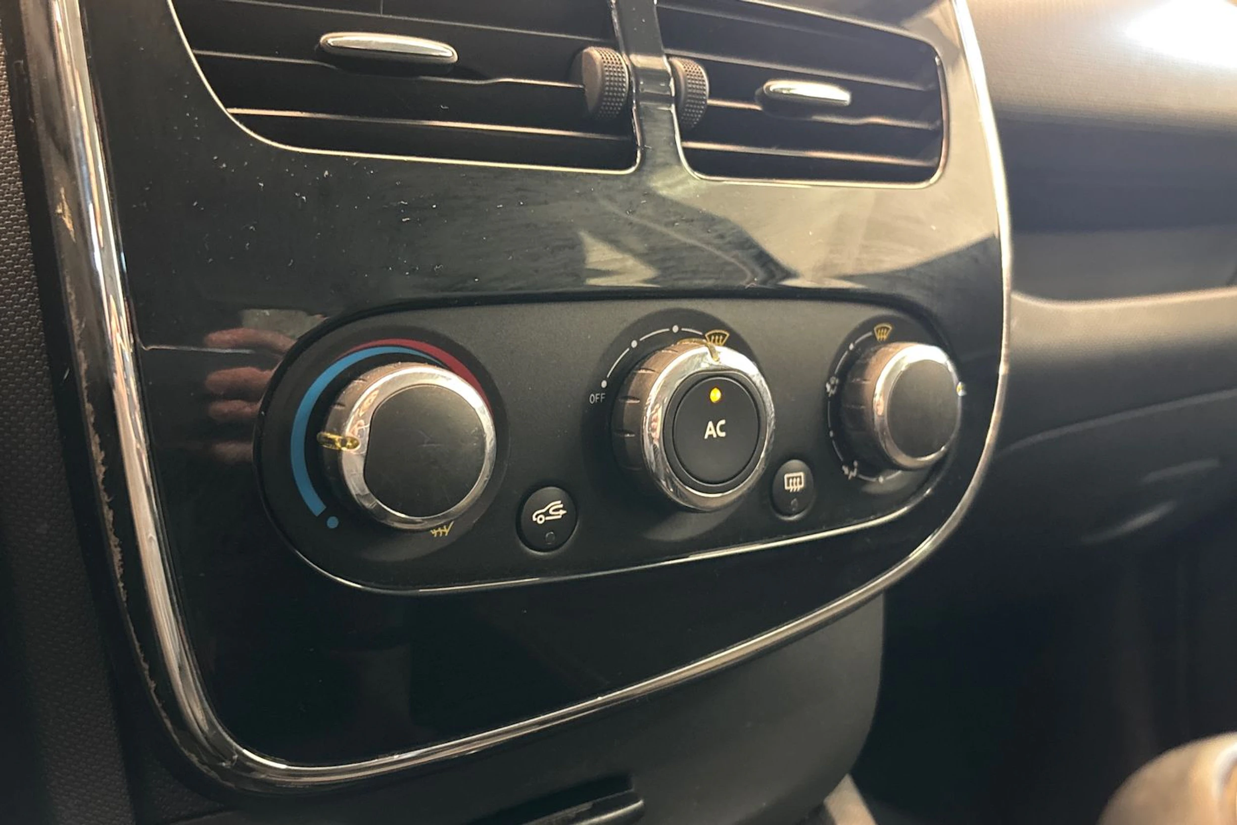 Musta Renault CLIO 2014 kuva 18.