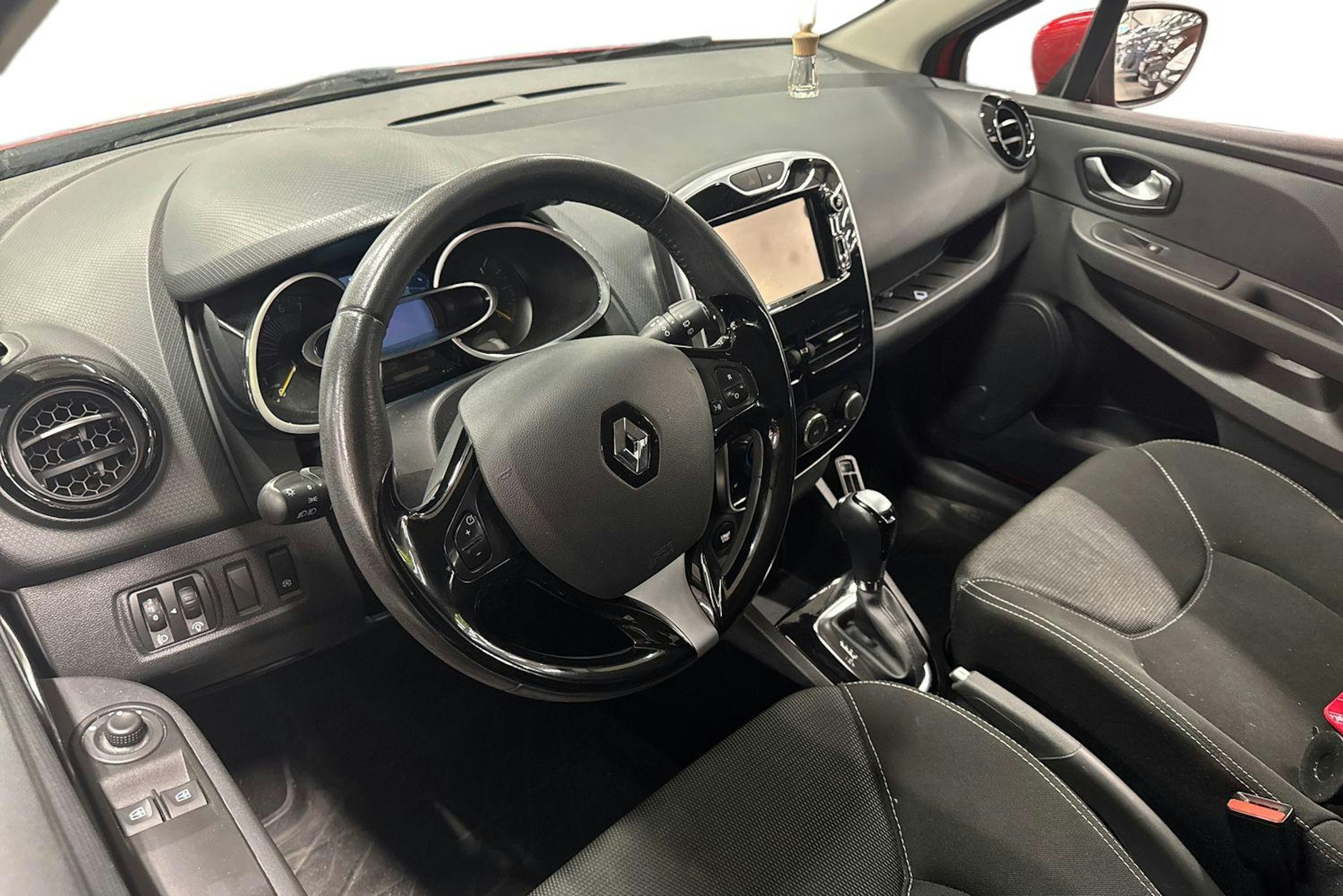 punainen Renault Clio 2015 kuva 3.