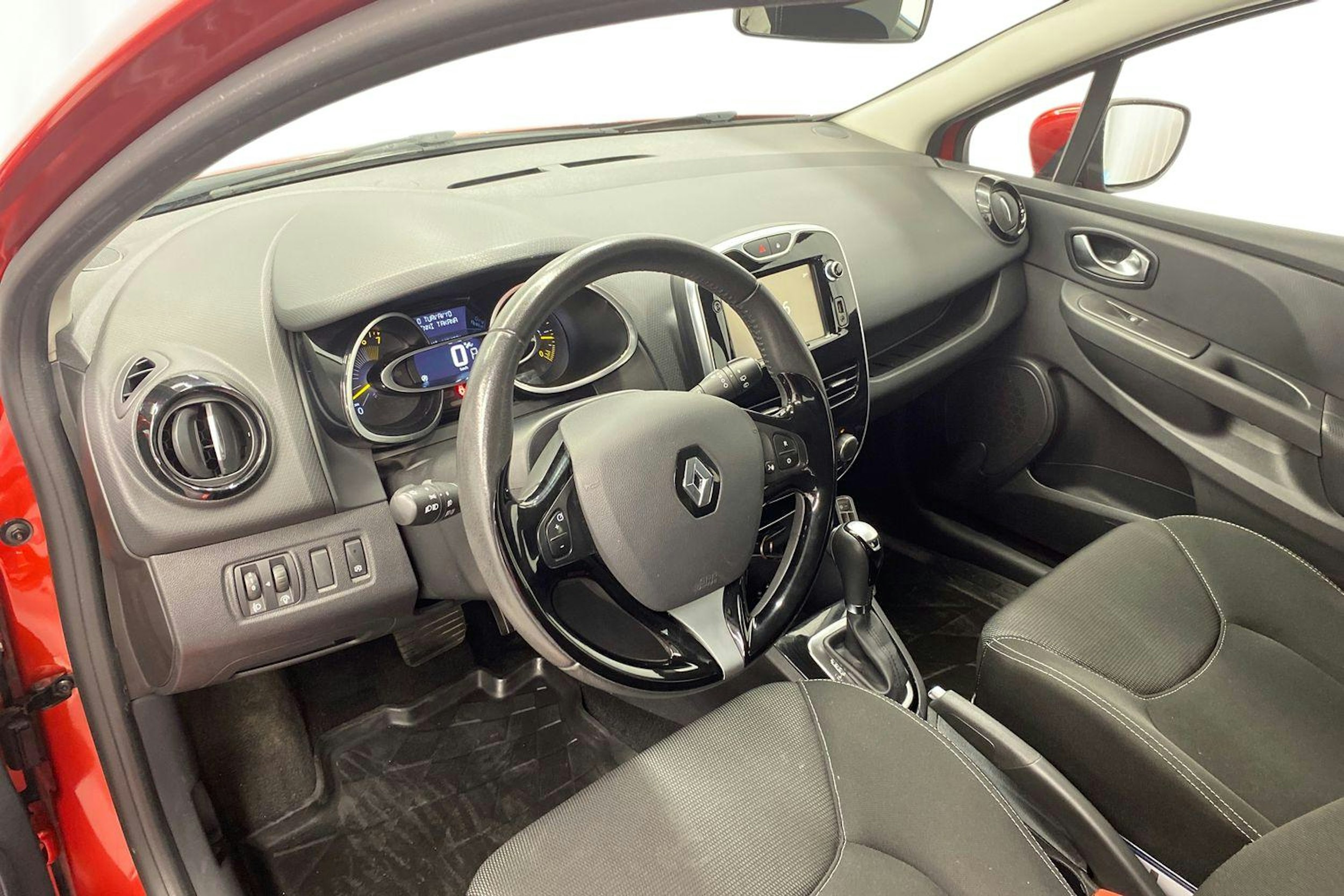 punainen Renault Clio 2015 kuva 7.