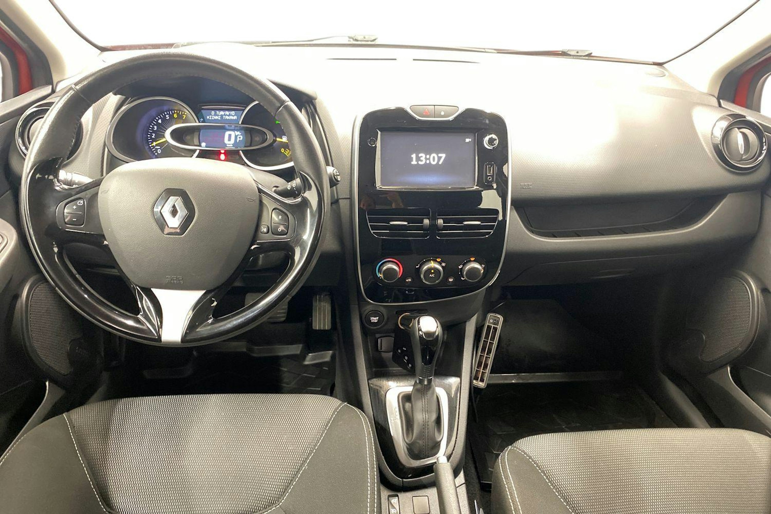 punainen Renault Clio 2015 kuva 9.