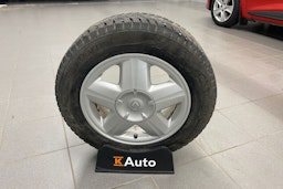 punainen Renault Clio 2015 kuva 13.