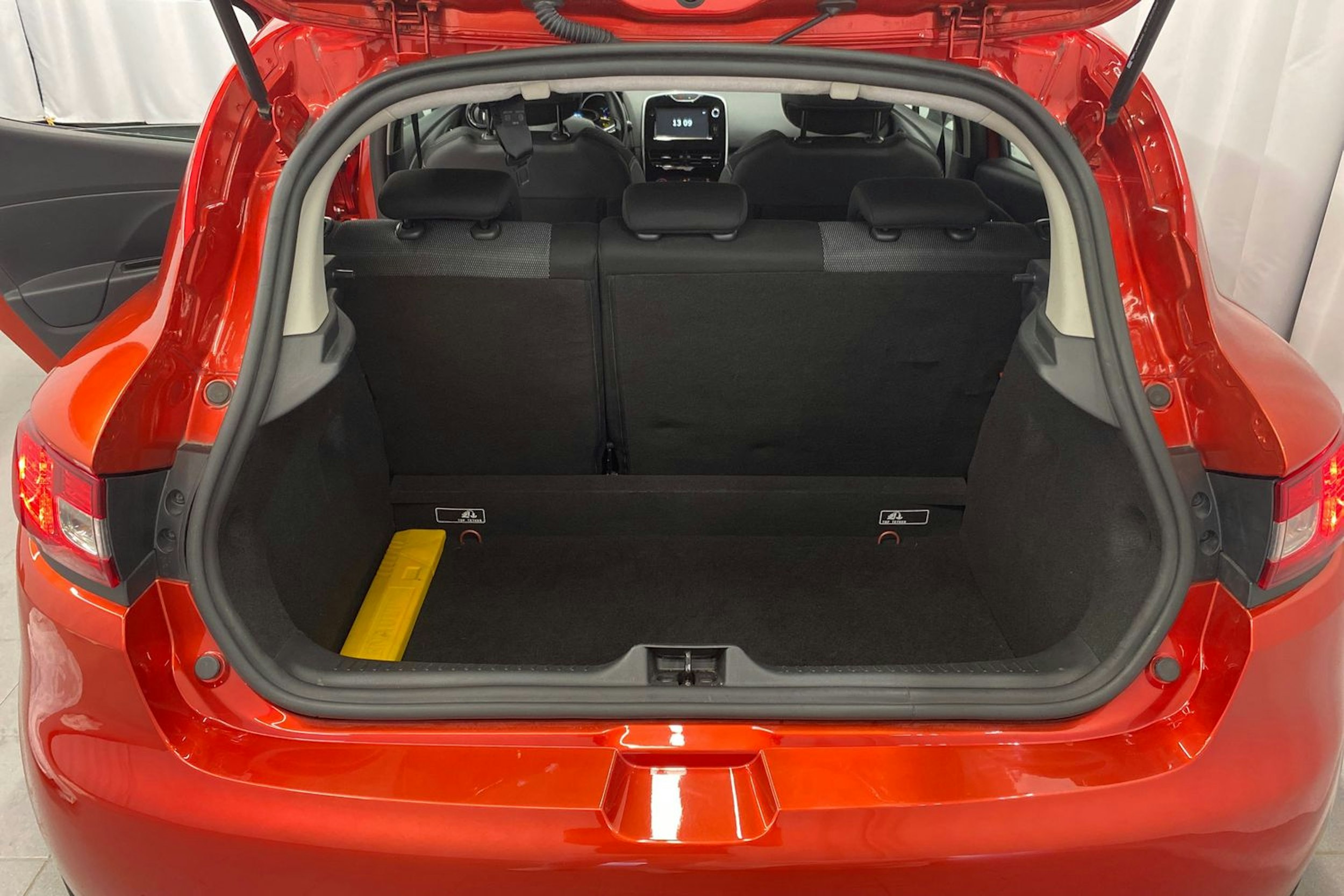 punainen Renault Clio 2015 kuva 16.