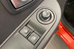 punainen Renault Clio 2015 kuva 17.