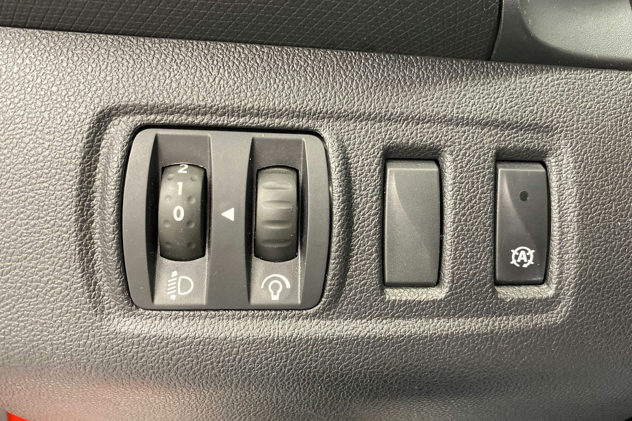 punainen Renault Clio 2015 kuva 18.