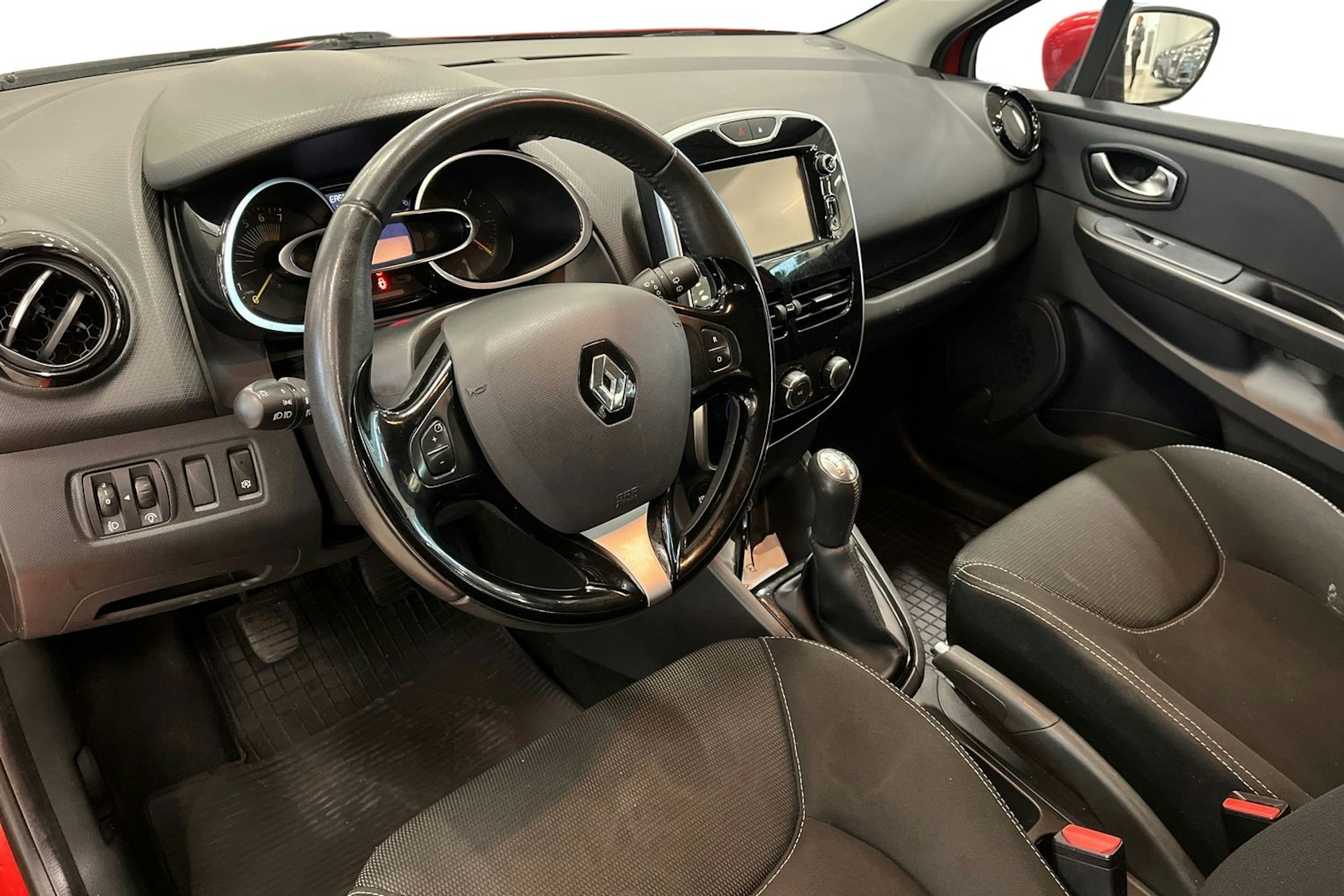 punainen Renault Clio 2015 kuva 7.