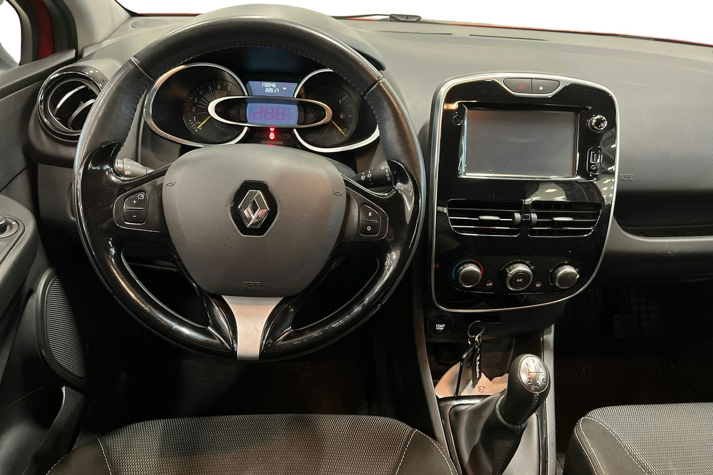 punainen Renault Clio 2015 kuva 9.
