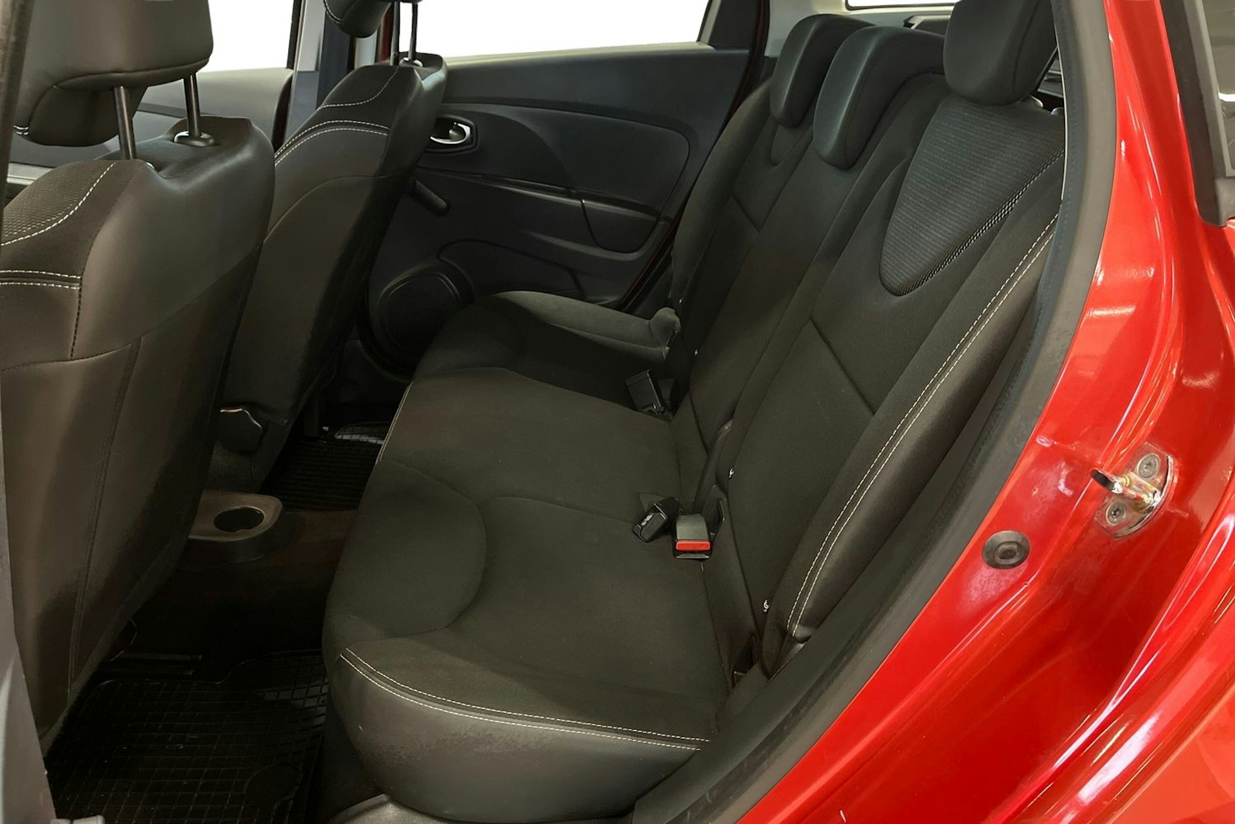 punainen Renault Clio 2015 kuva 10.