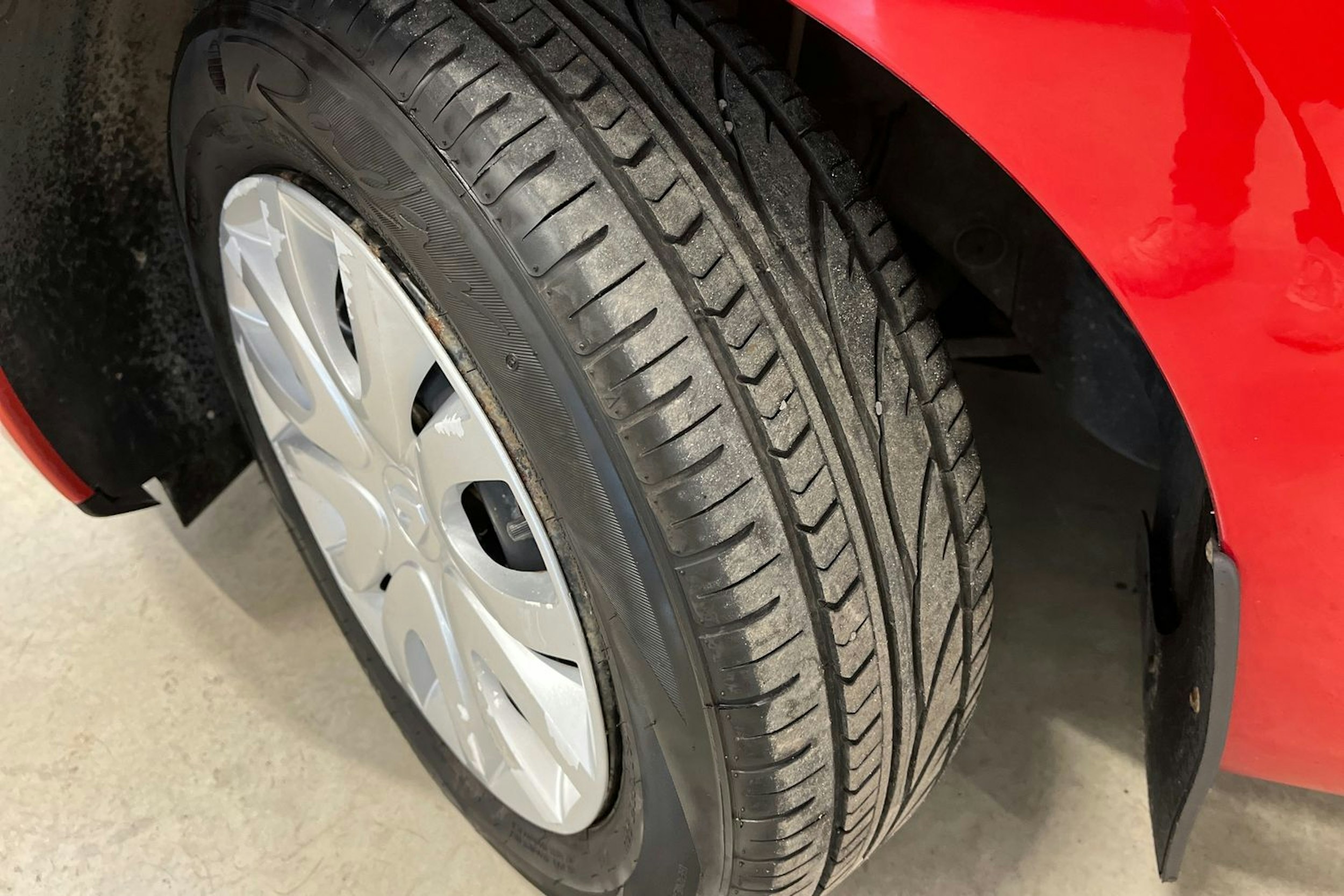 punainen Renault Clio 2015 kuva 13.