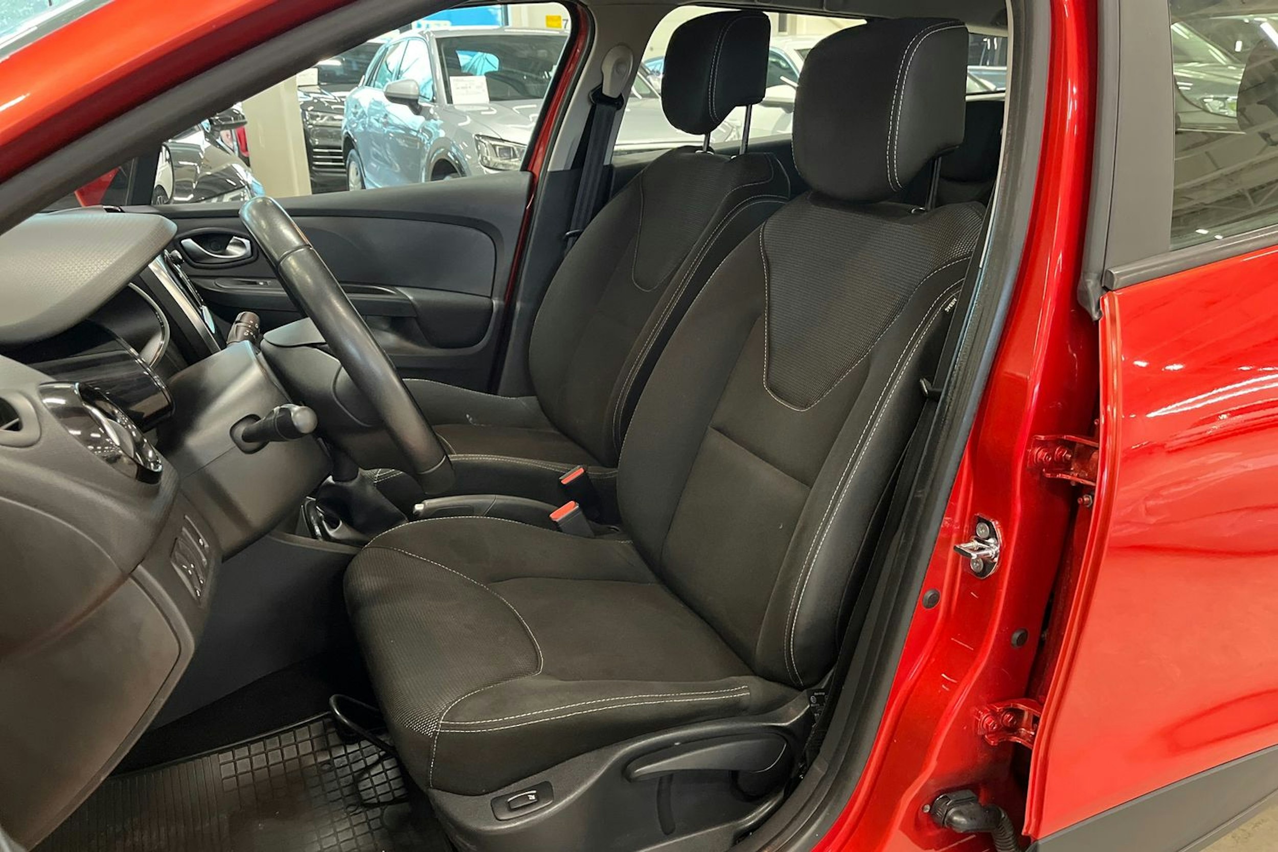 punainen Renault Clio 2015 kuva 14.