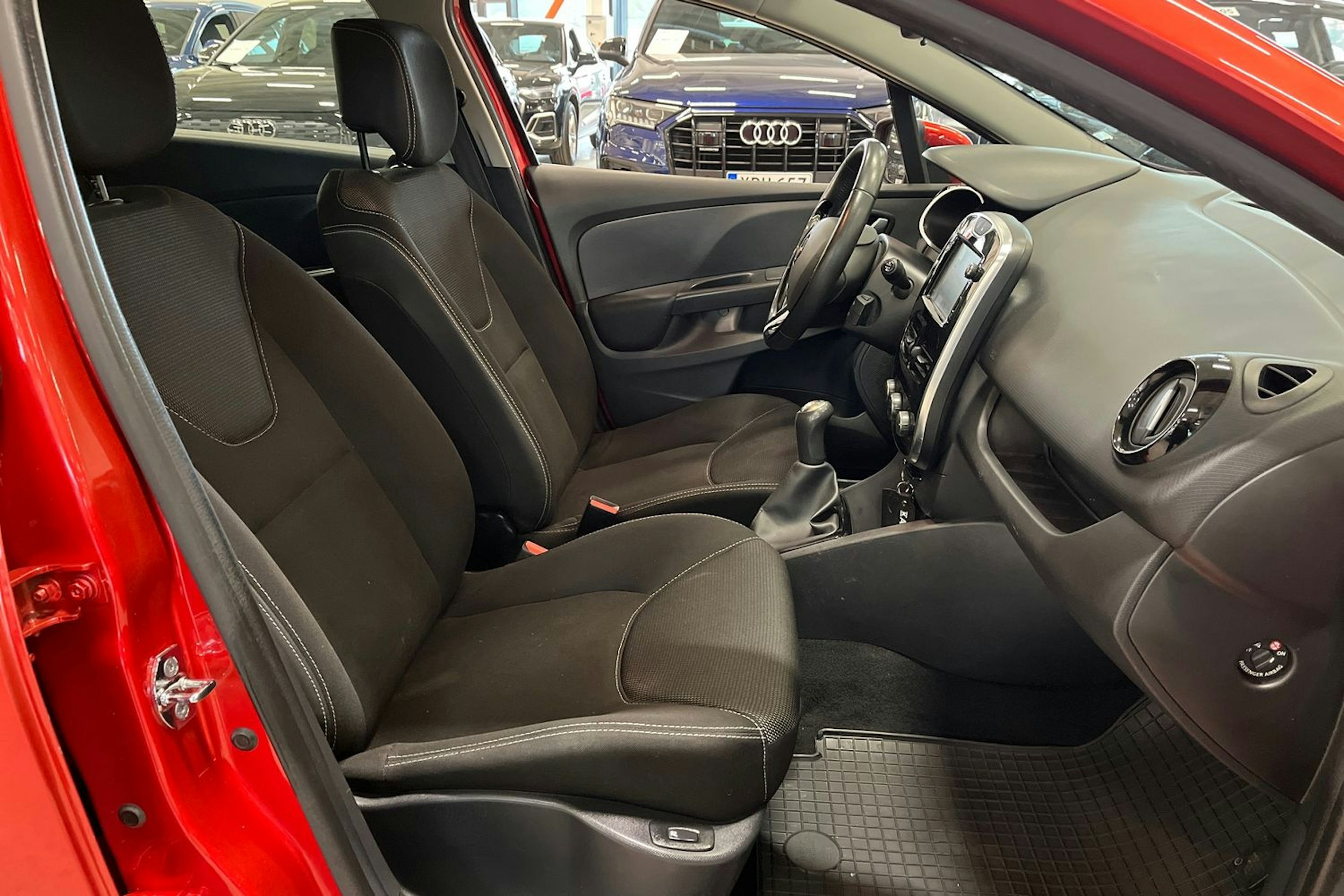 punainen Renault Clio 2015 kuva 15.