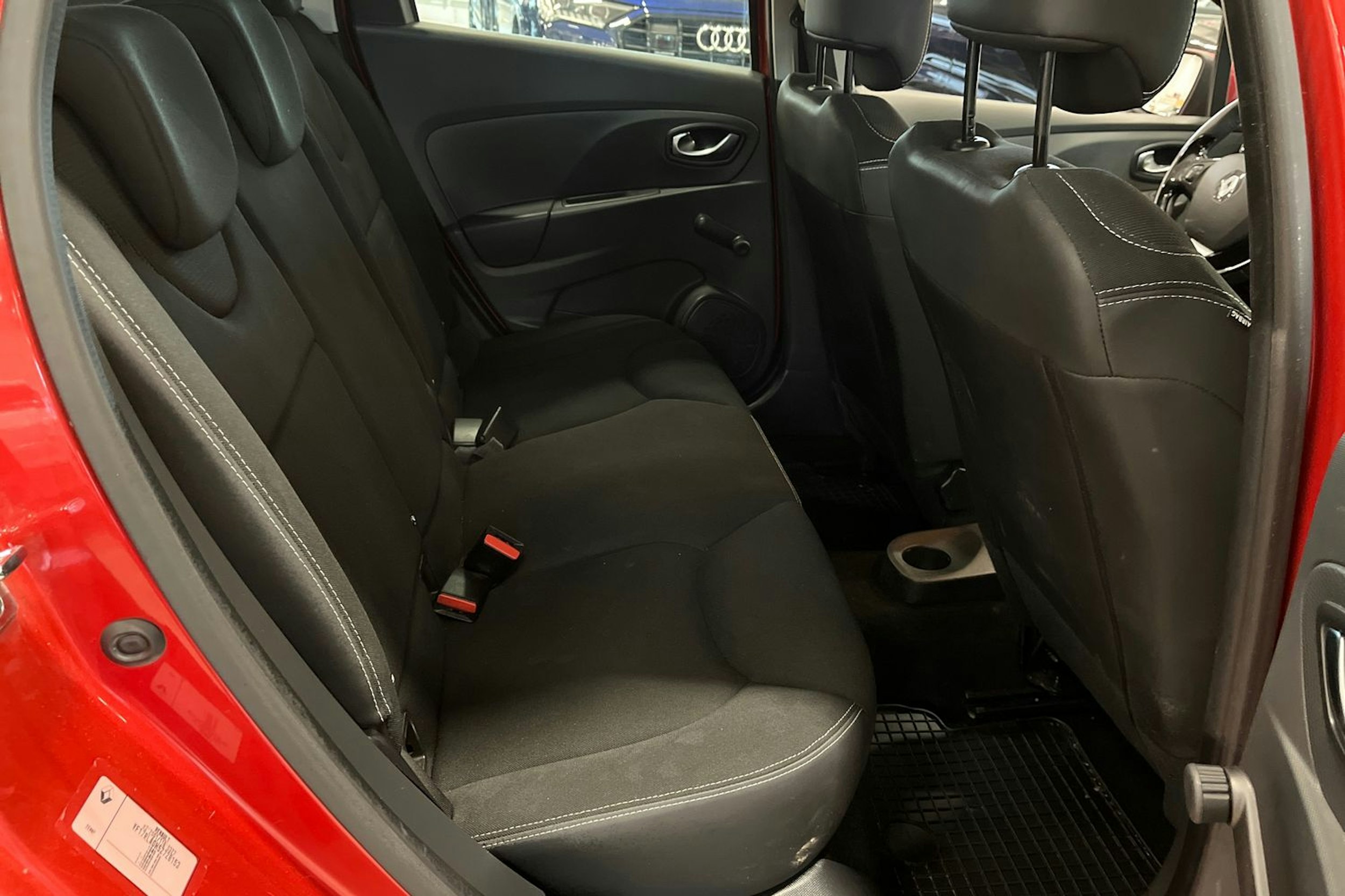 punainen Renault Clio 2015 kuva 16.