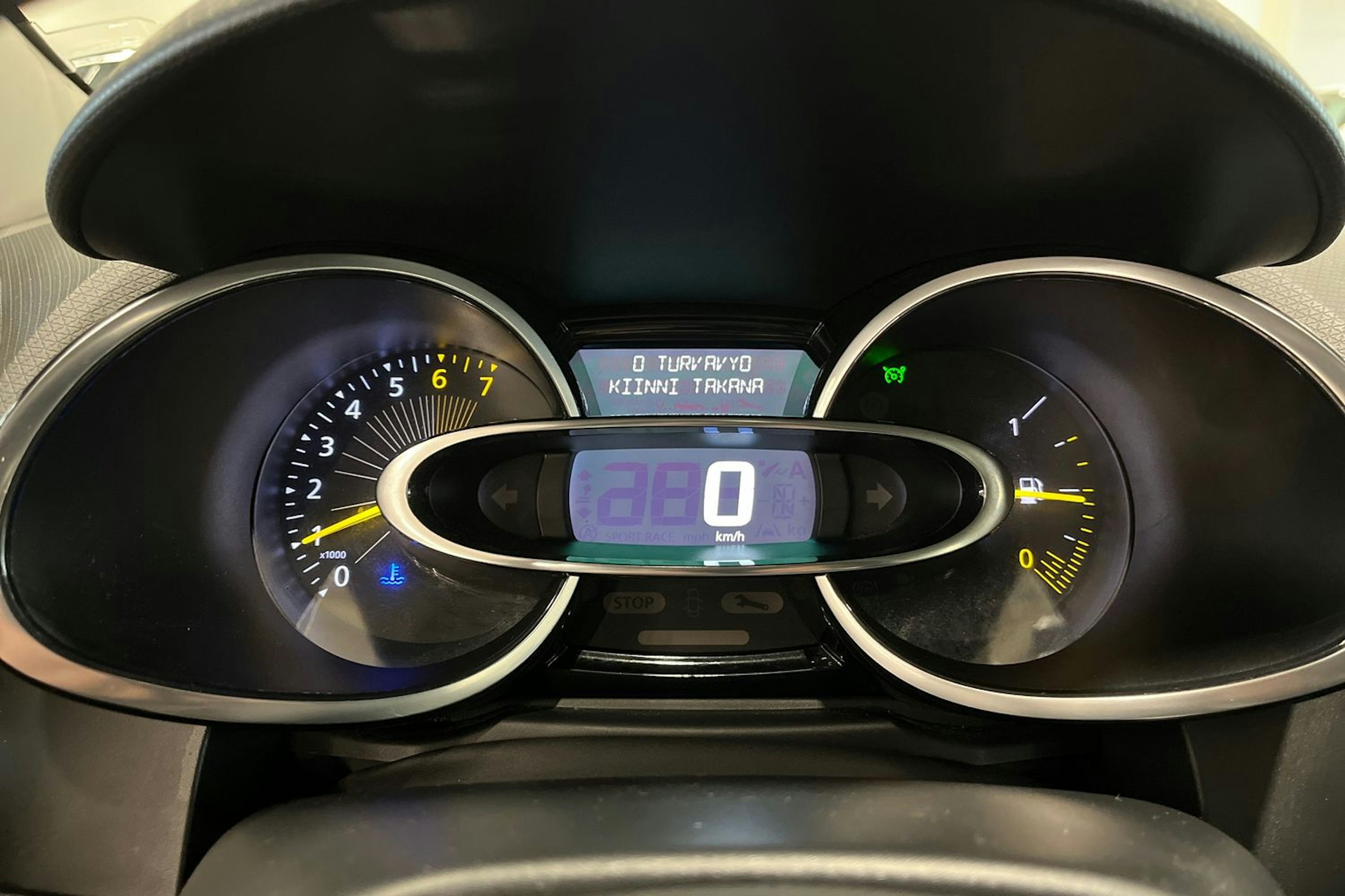 punainen Renault Clio 2015 kuva 17.