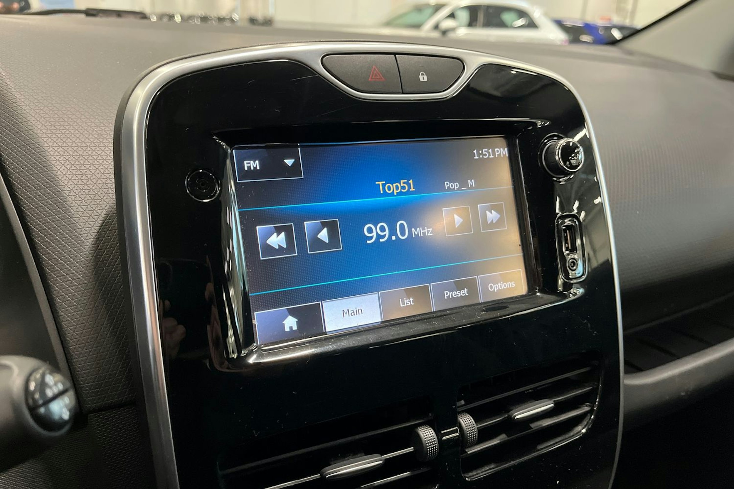 punainen Renault Clio 2015 kuva 18.