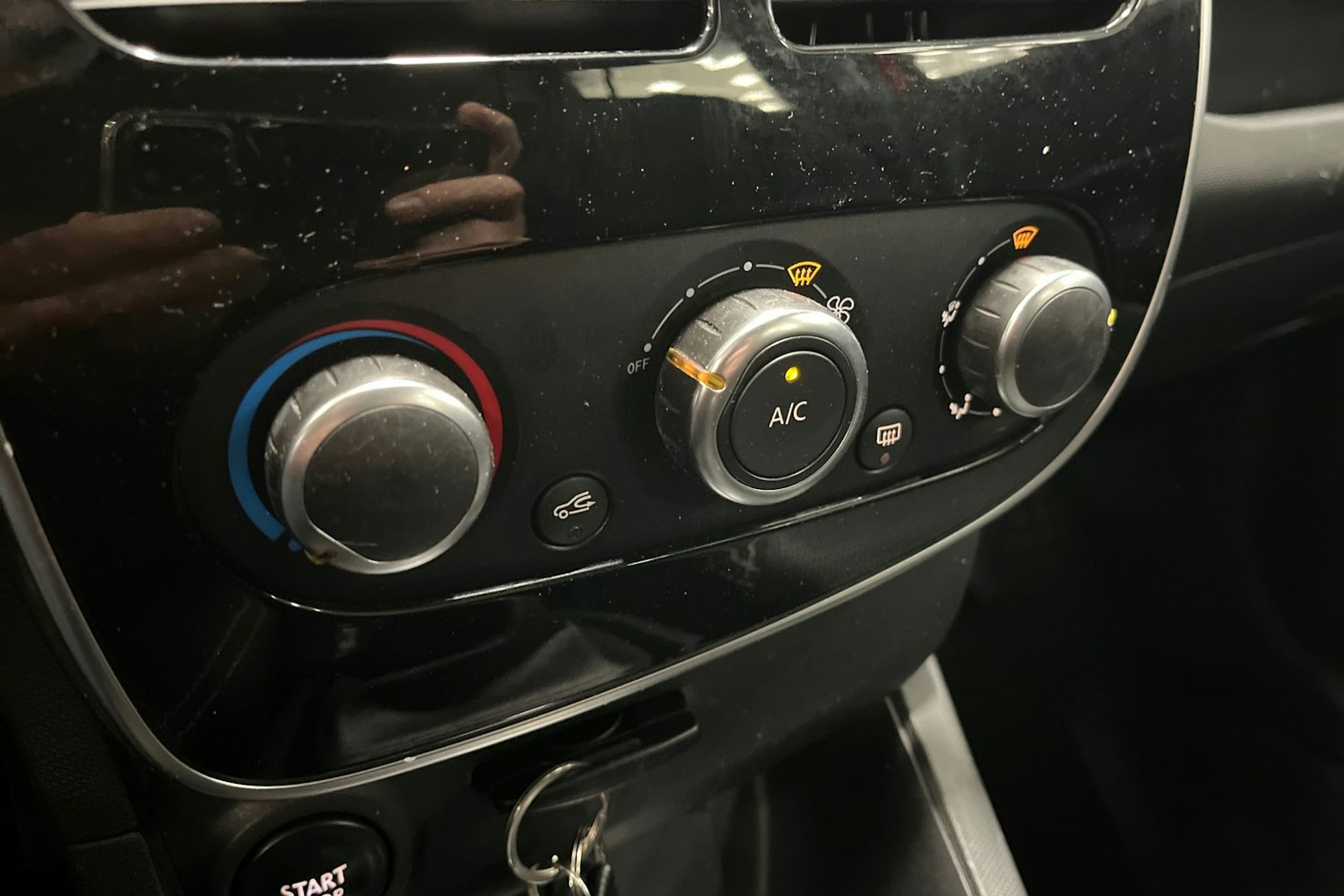 punainen Renault Clio 2015 kuva 19.