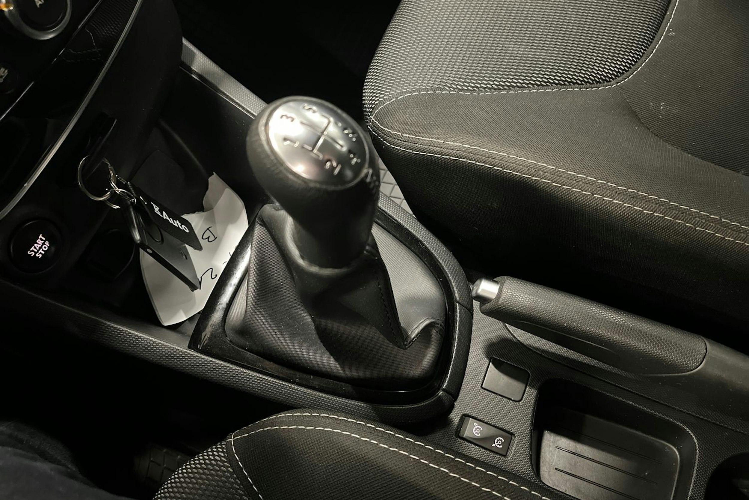 punainen Renault Clio 2015 kuva 20.