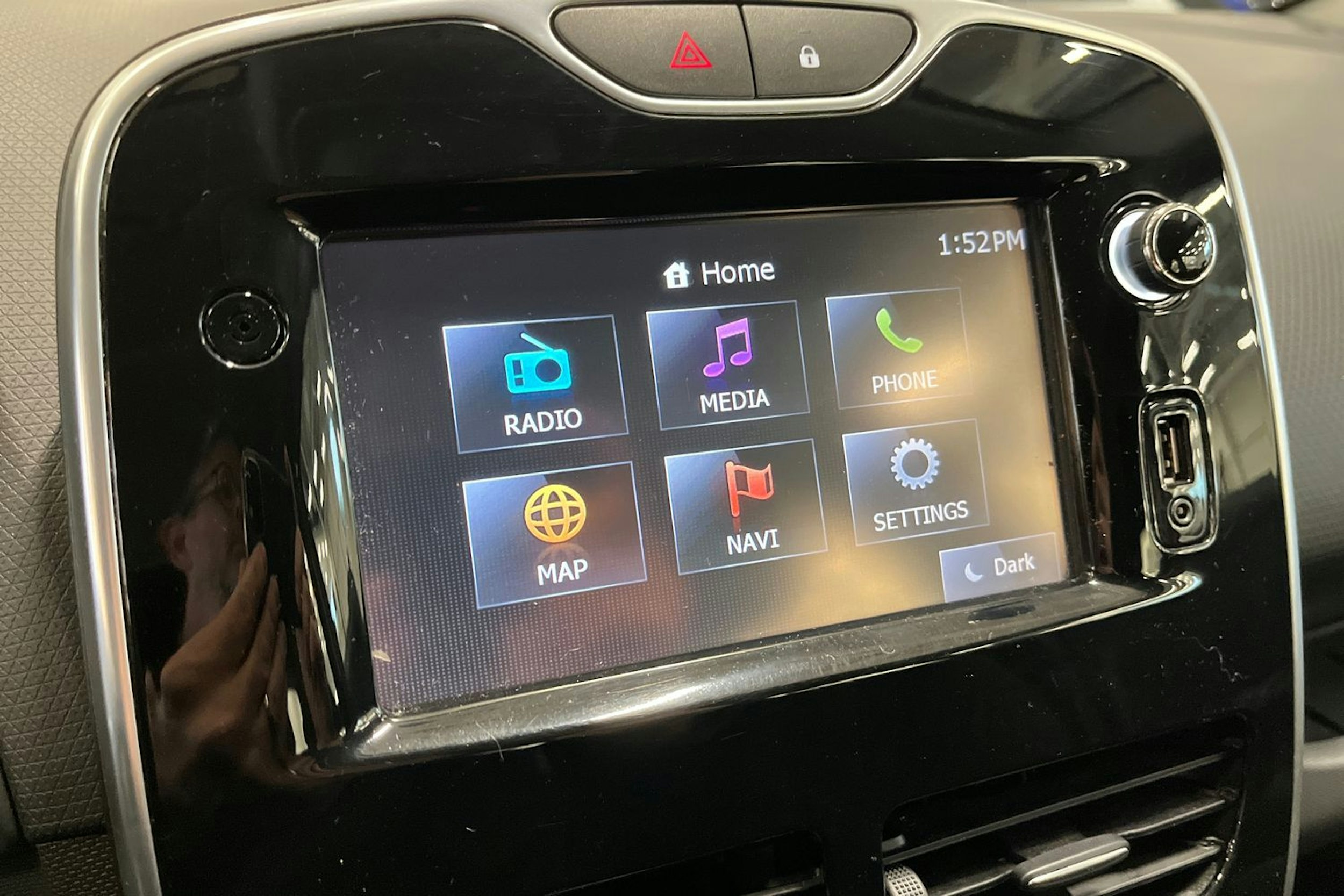 punainen Renault Clio 2015 kuva 21.