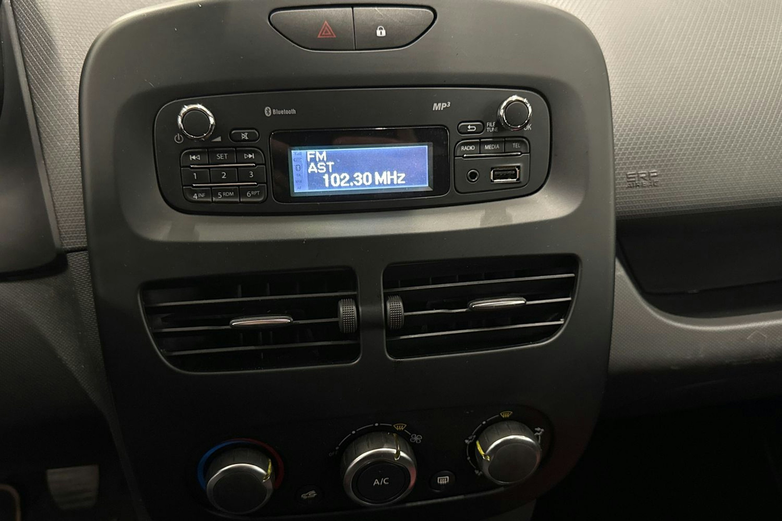 valkoinen Renault Clio 2015 kuva 22.