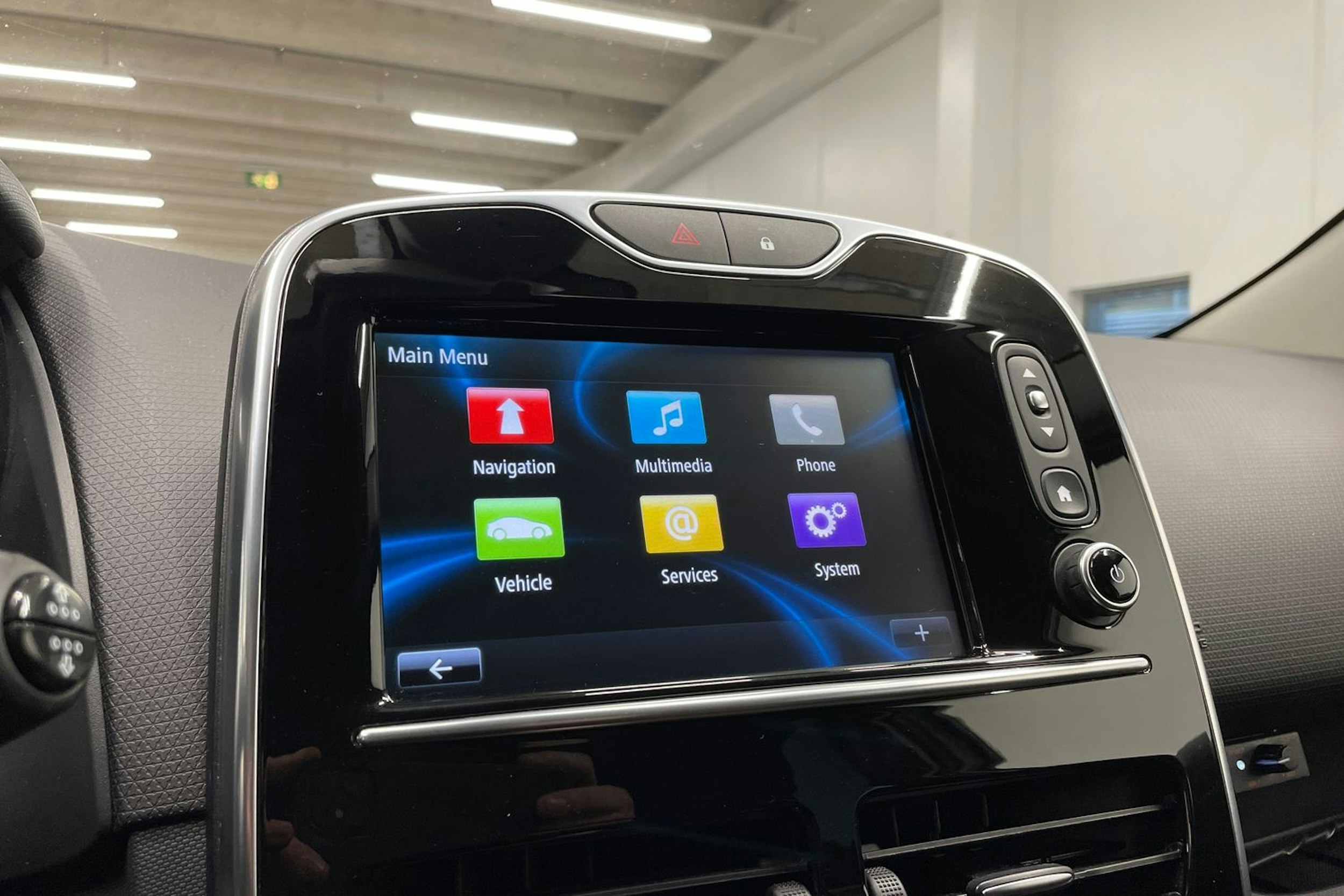 valkoinen Renault Clio 2015 kuva 18.