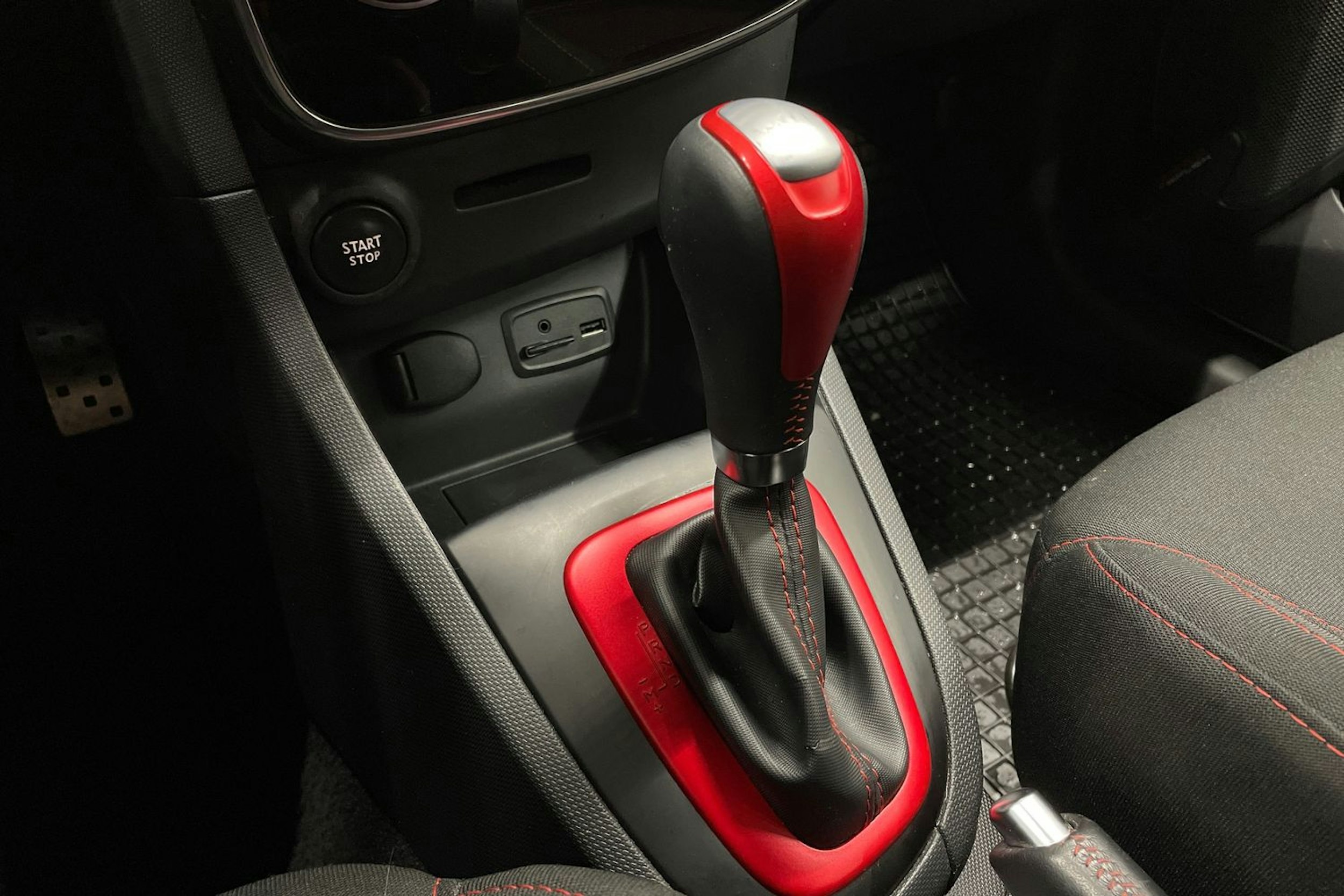 valkoinen Renault Clio 2015 kuva 27.