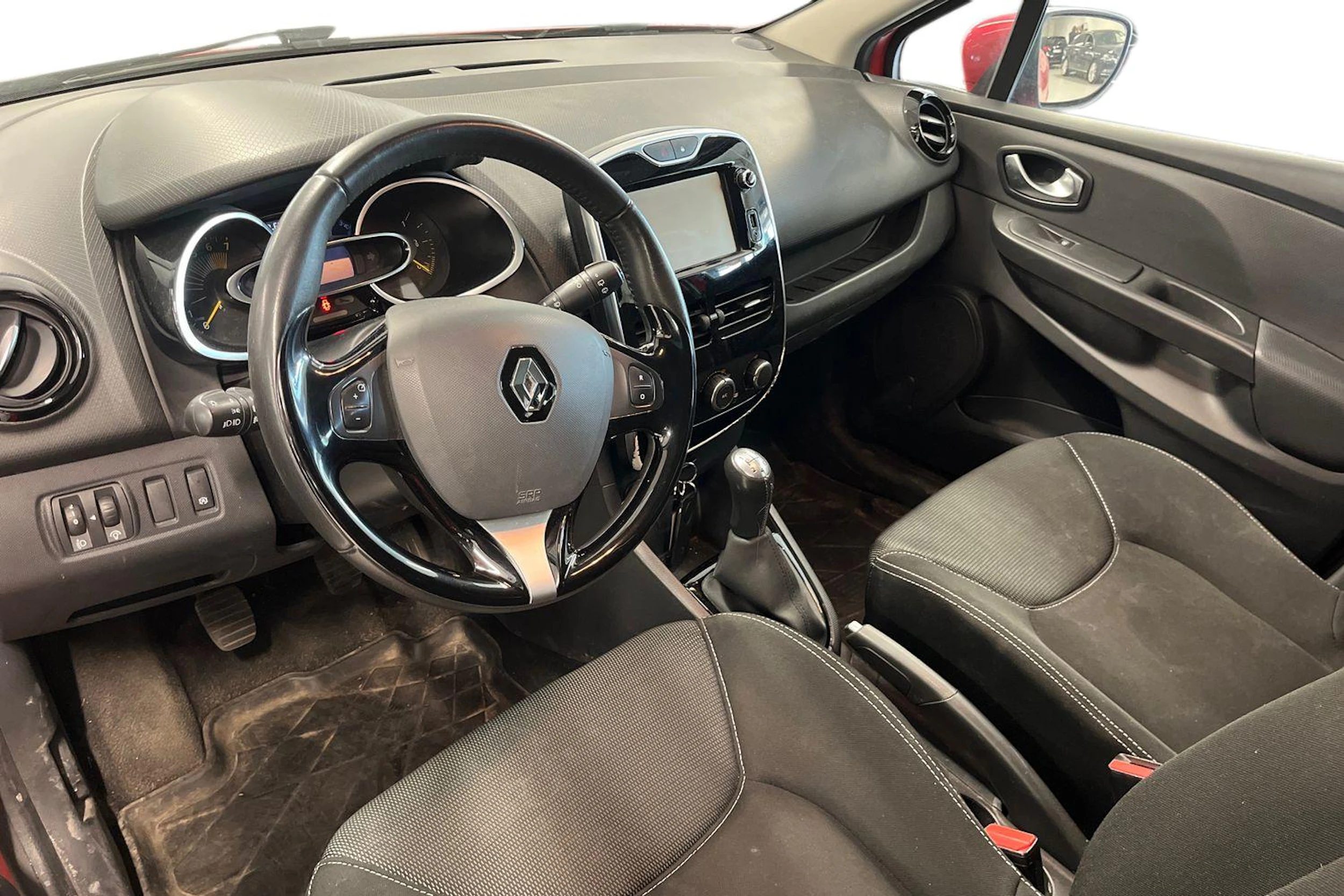 punainen Renault Clio 2015 kuva 3.