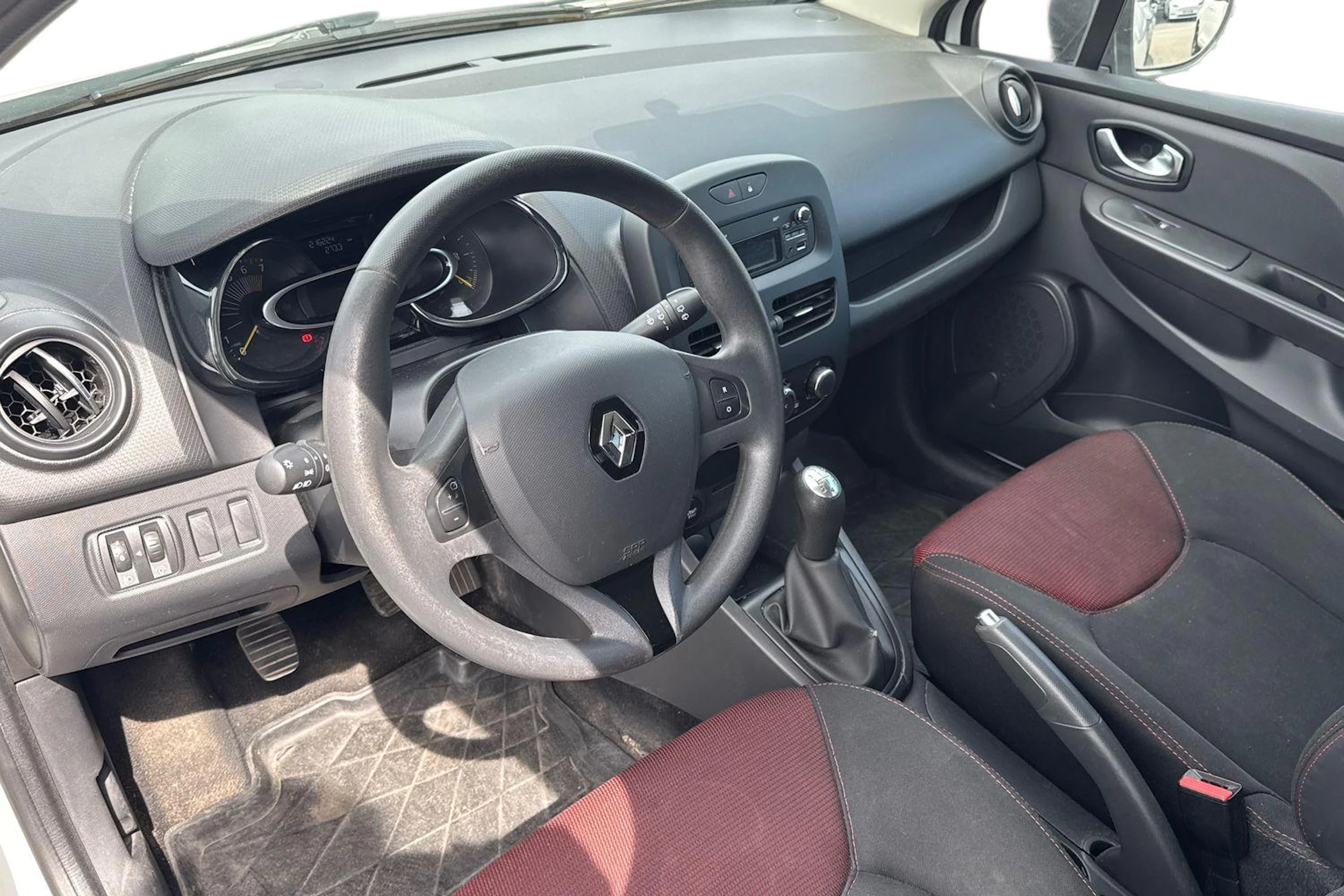 valkoinen Renault Clio 2015 kuva 3.