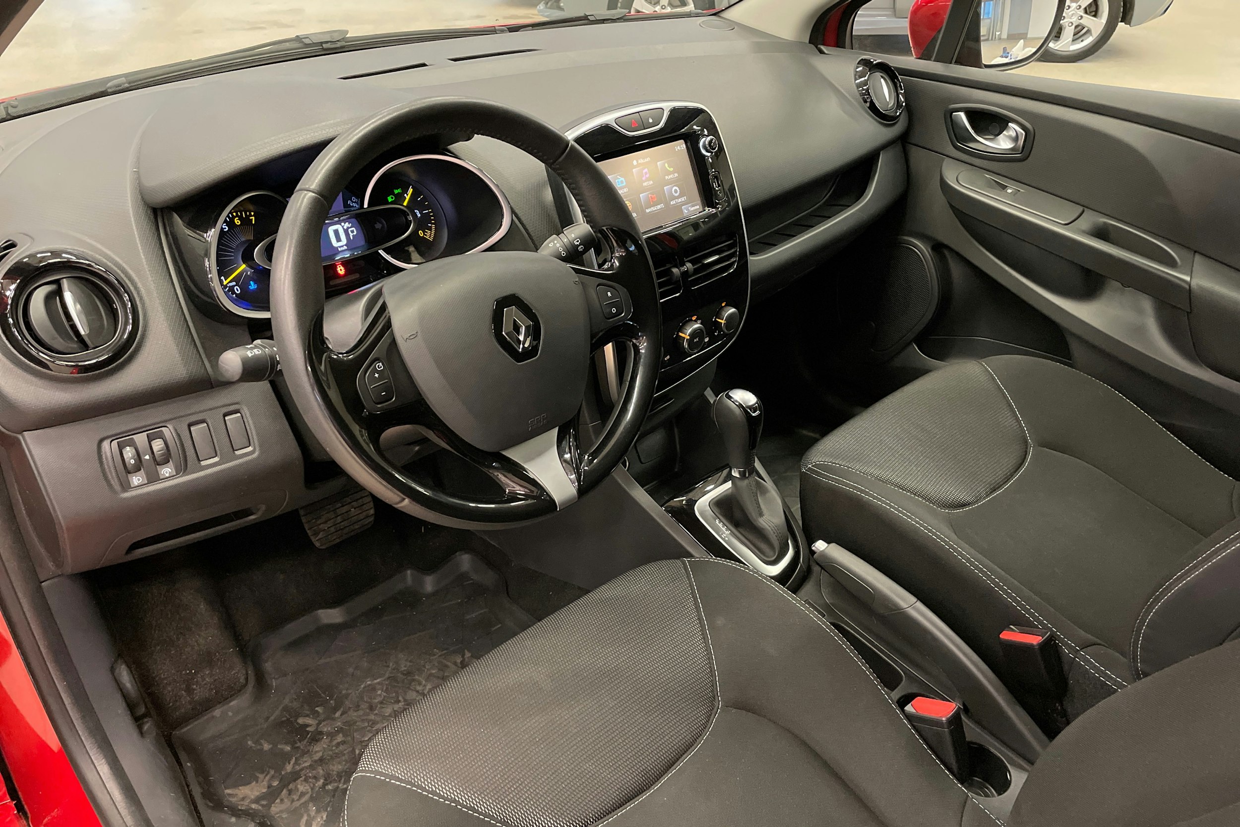 punainen Renault Clio 2015 kuva 6.