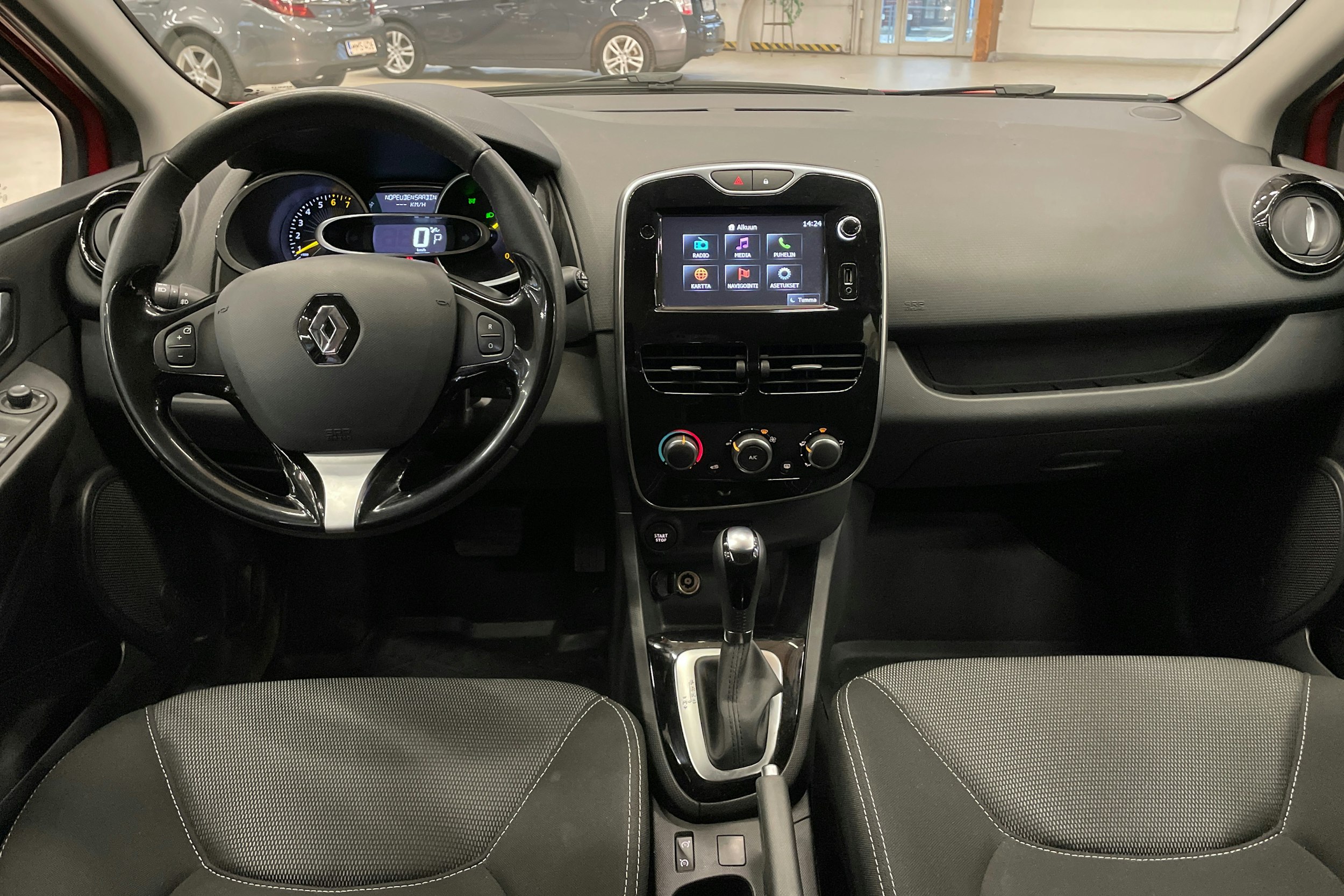 punainen Renault Clio 2015 kuva 7.