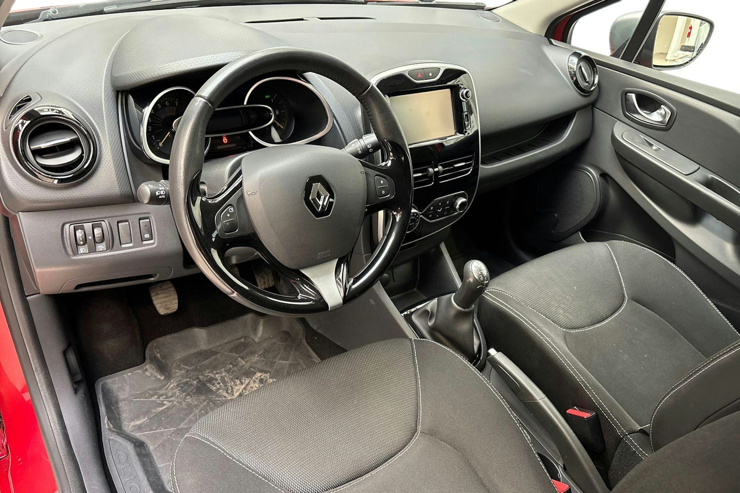 punainen Renault Clio 2015 kuva 7.