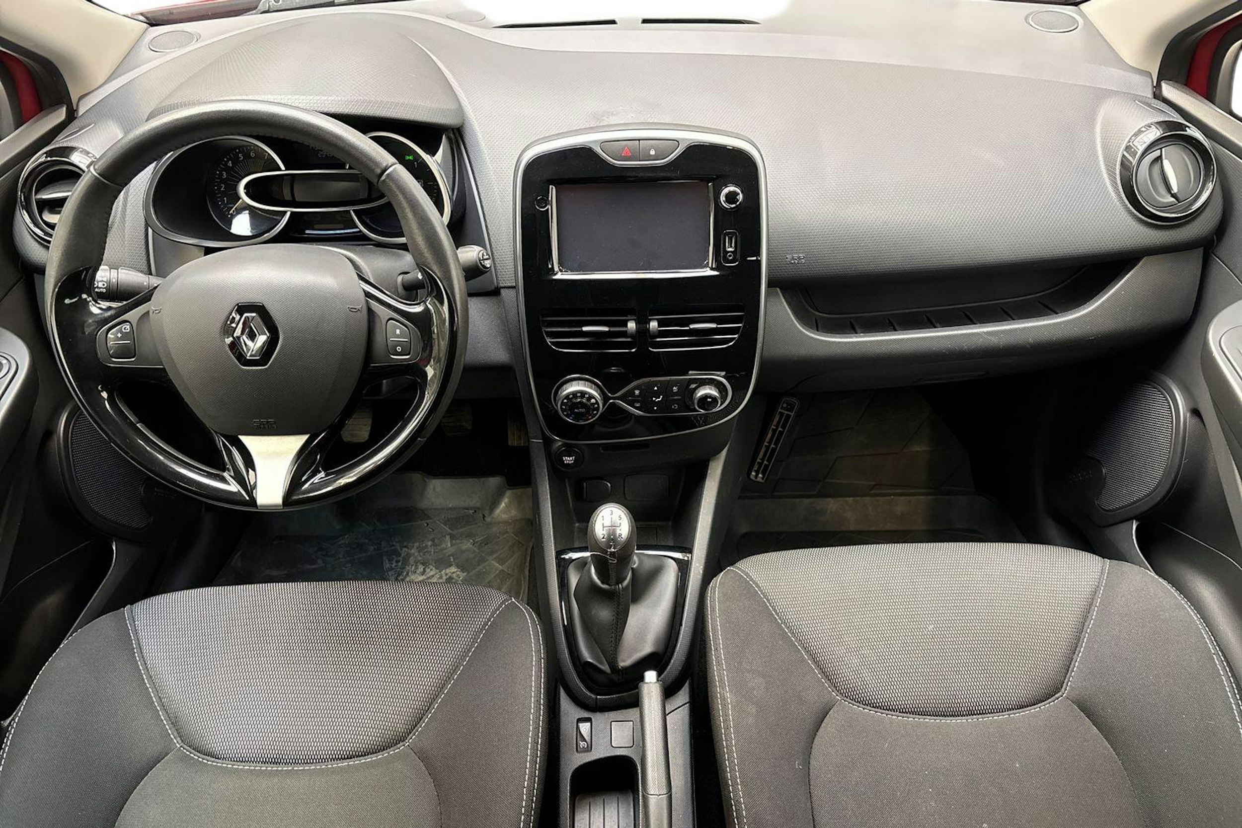 punainen Renault Clio 2015 kuva 9.